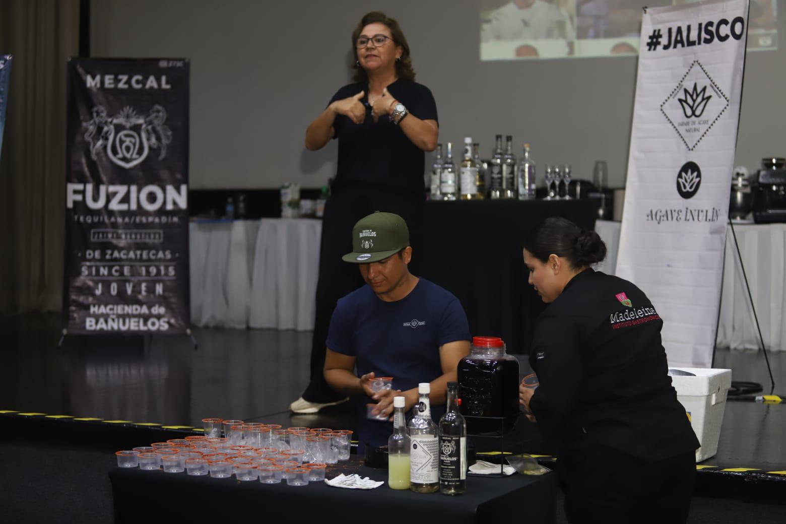 $!La mezcalera Norma Bañuelos comparte su experiencia a los jóvenes estudiantes.