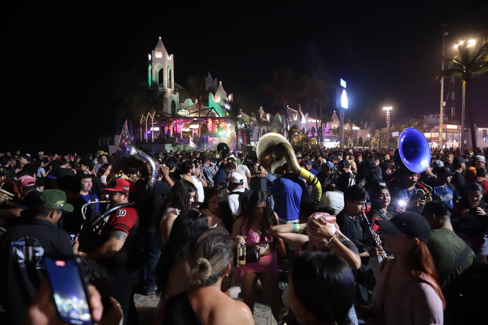 $!Bikers continúan la fiesta en Mazatlán para despedir la Semana de la Moto