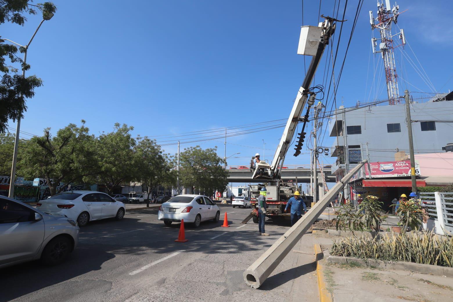 $!Dejan sin luz y con banquetas reducidas en laterales del Paso Superior de Libramiento Colosio