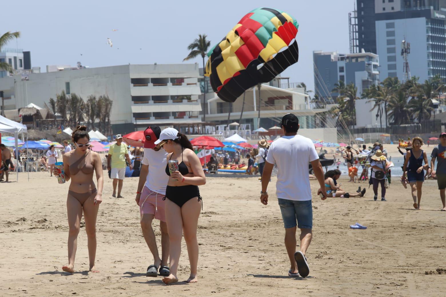 $!Mazatlán recibe la Semana Santa con menor afluencia en sus playas