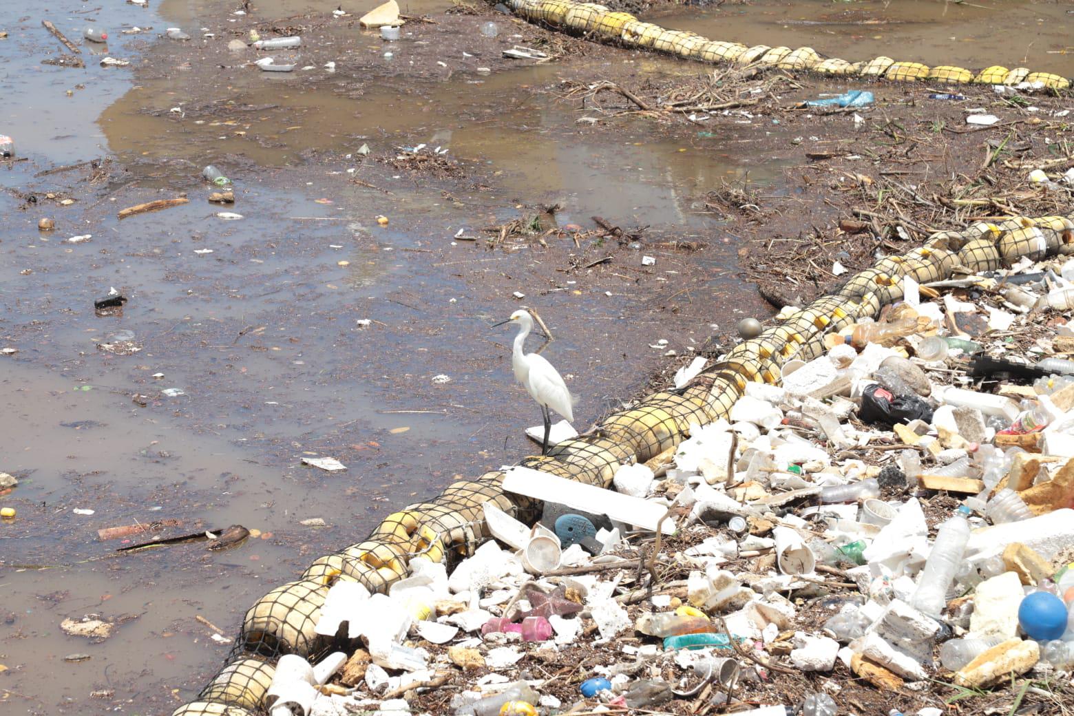 $!Logran con biobarda retener toneladas de basura en Mazatlán