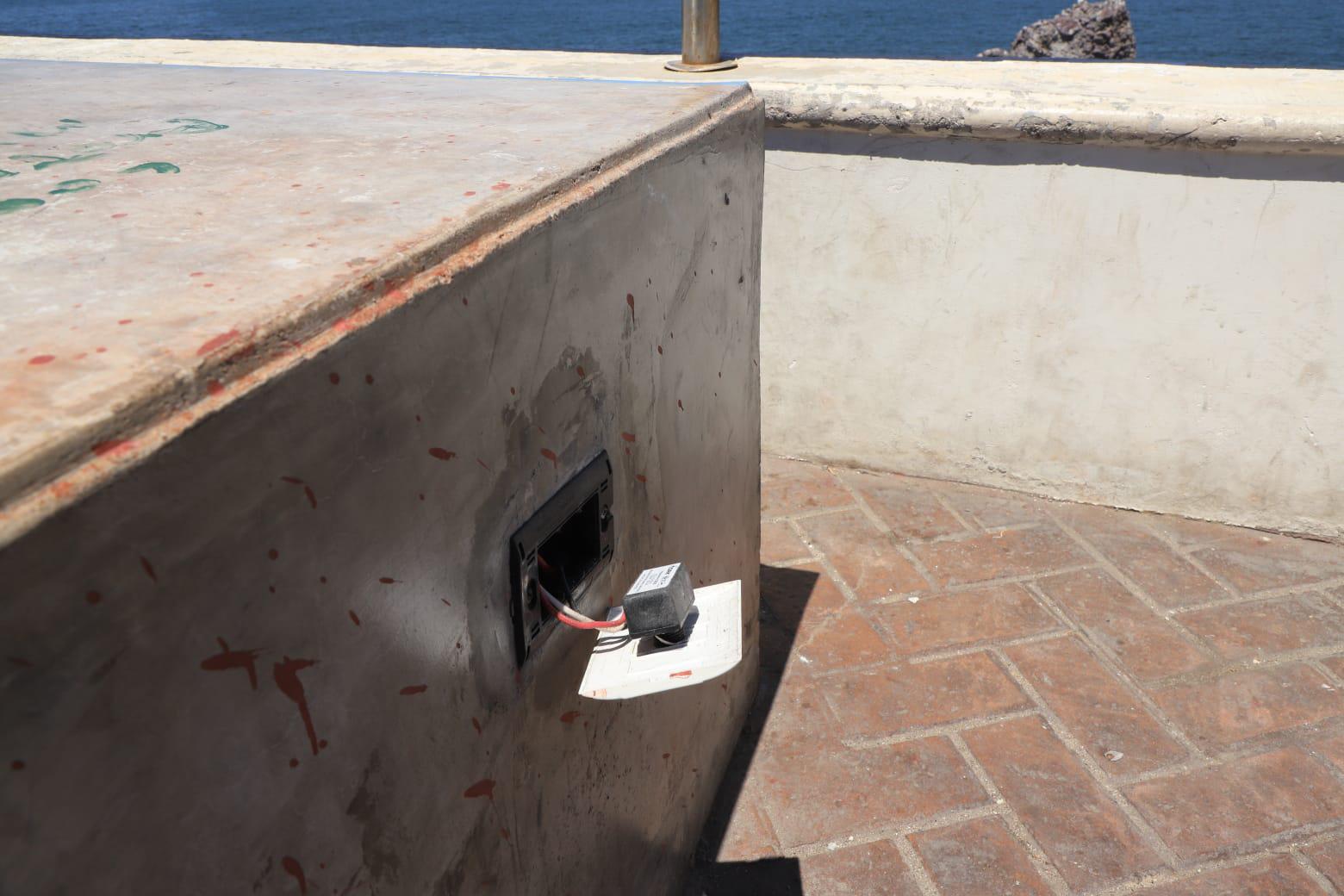 $!Monumento de José Alfredo Jiménez, en Mazatlán, está en el abandono y descuidado