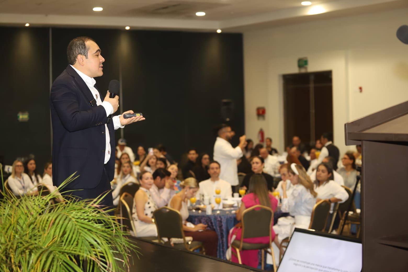 $!Mazatlán destaca como un polo para incentivar el turismo médico, dice el cirujano plástico Rigoberto Arámburo