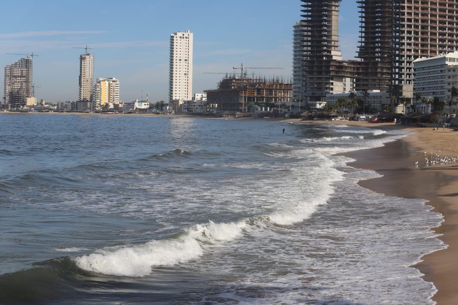 $!Playa de Mazatlán amanecen con un aumento en el oleaje