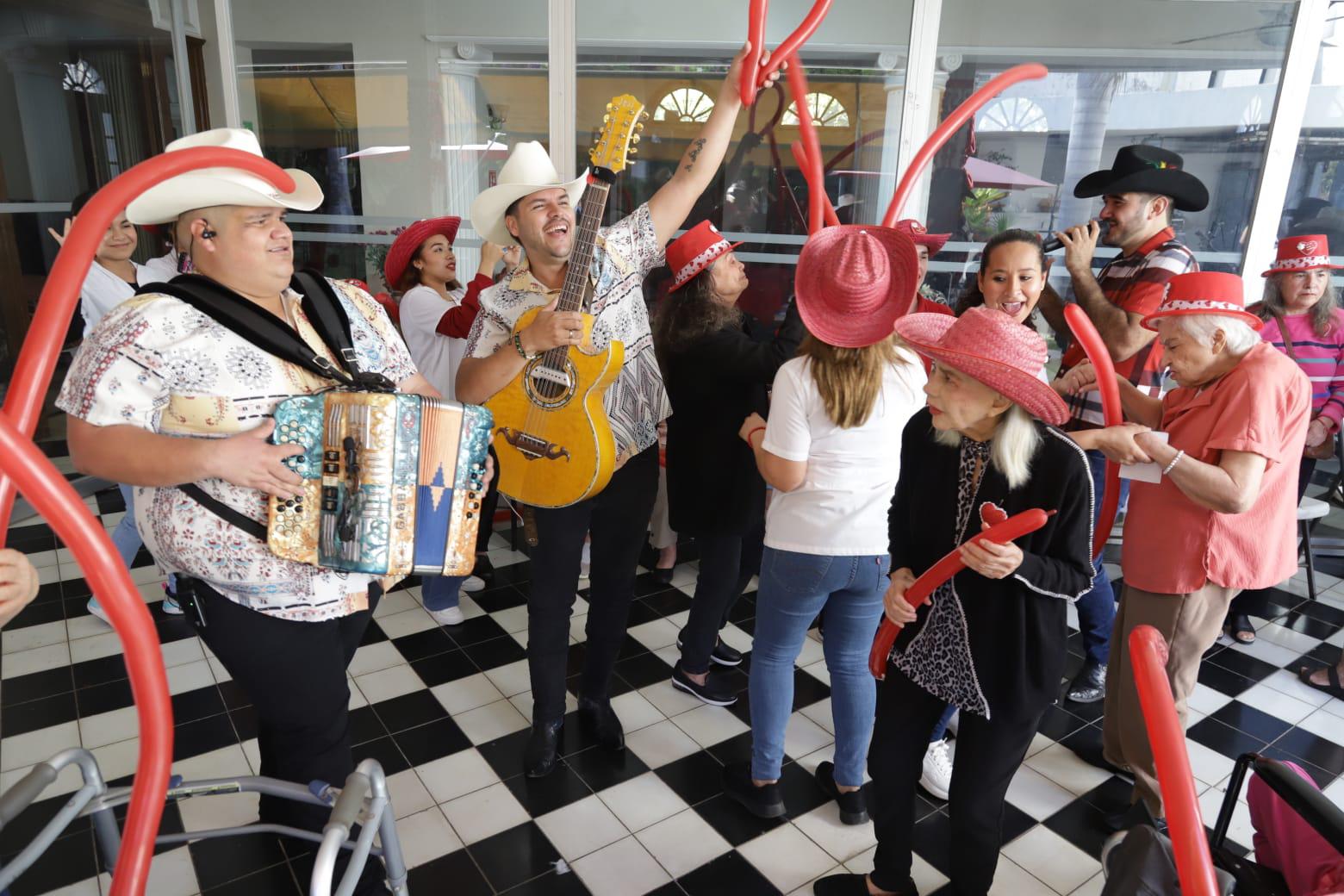 $!Celebran músicos de Mazatlán el Día del Amor y la Amistad con adultos mayores de Plenitud con Calidad