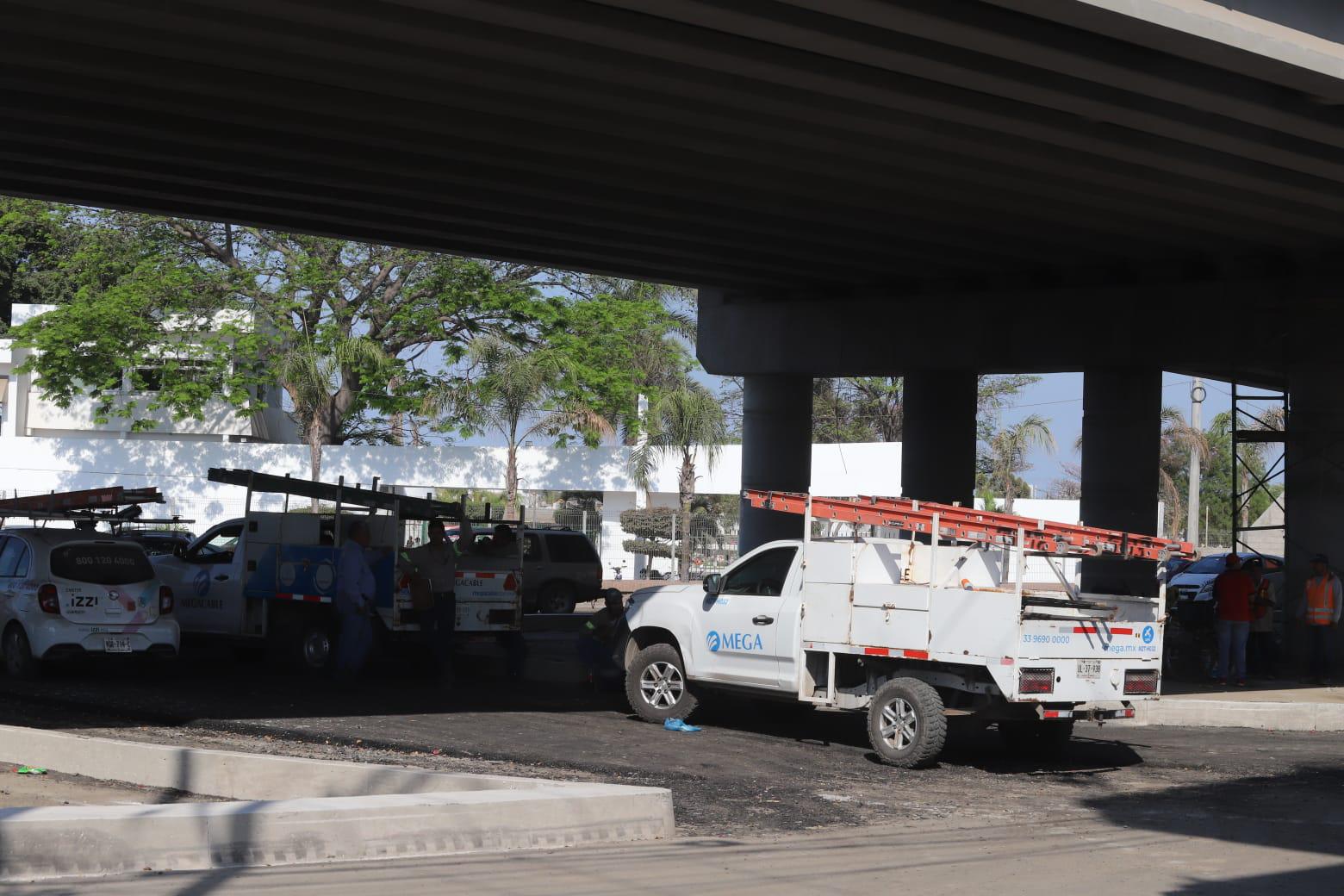 $!Dejan sin luz y con banquetas reducidas en laterales del Paso Superior de Libramiento Colosio