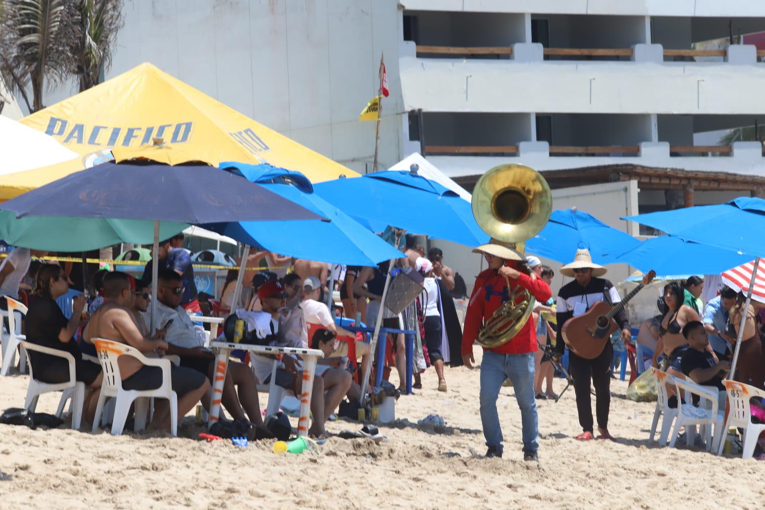 $!Mazatlán recibe la Semana Santa con menor afluencia en sus playas