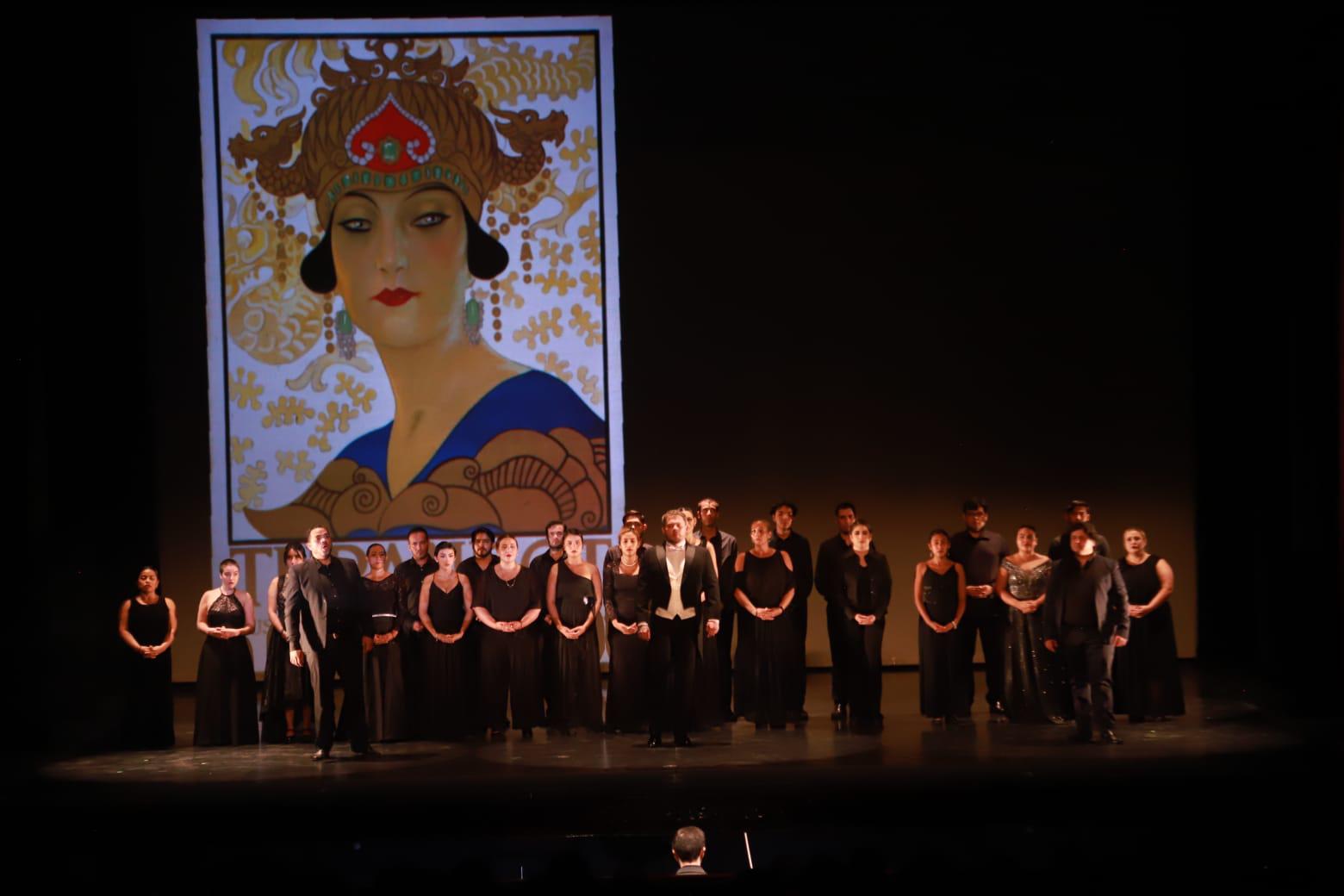 $!El Coro Ángela Peralta hizo gala de su talento sobre el escenario.