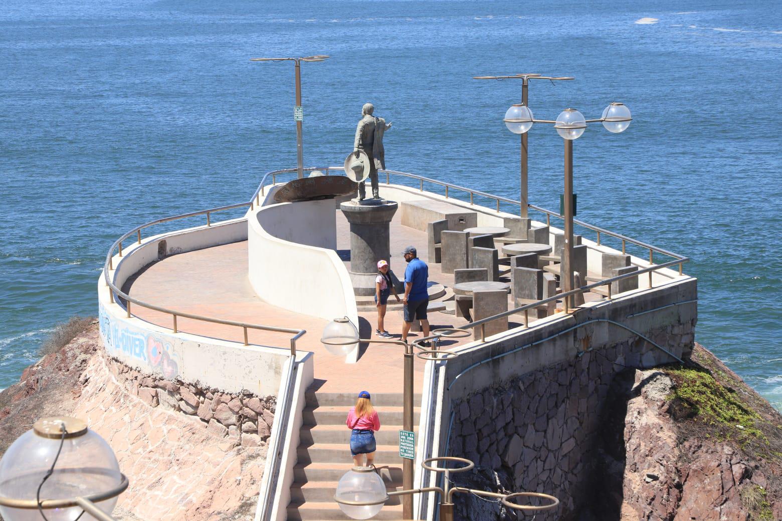 $!Monumento de José Alfredo Jiménez, en Mazatlán, está en el abandono y descuidado