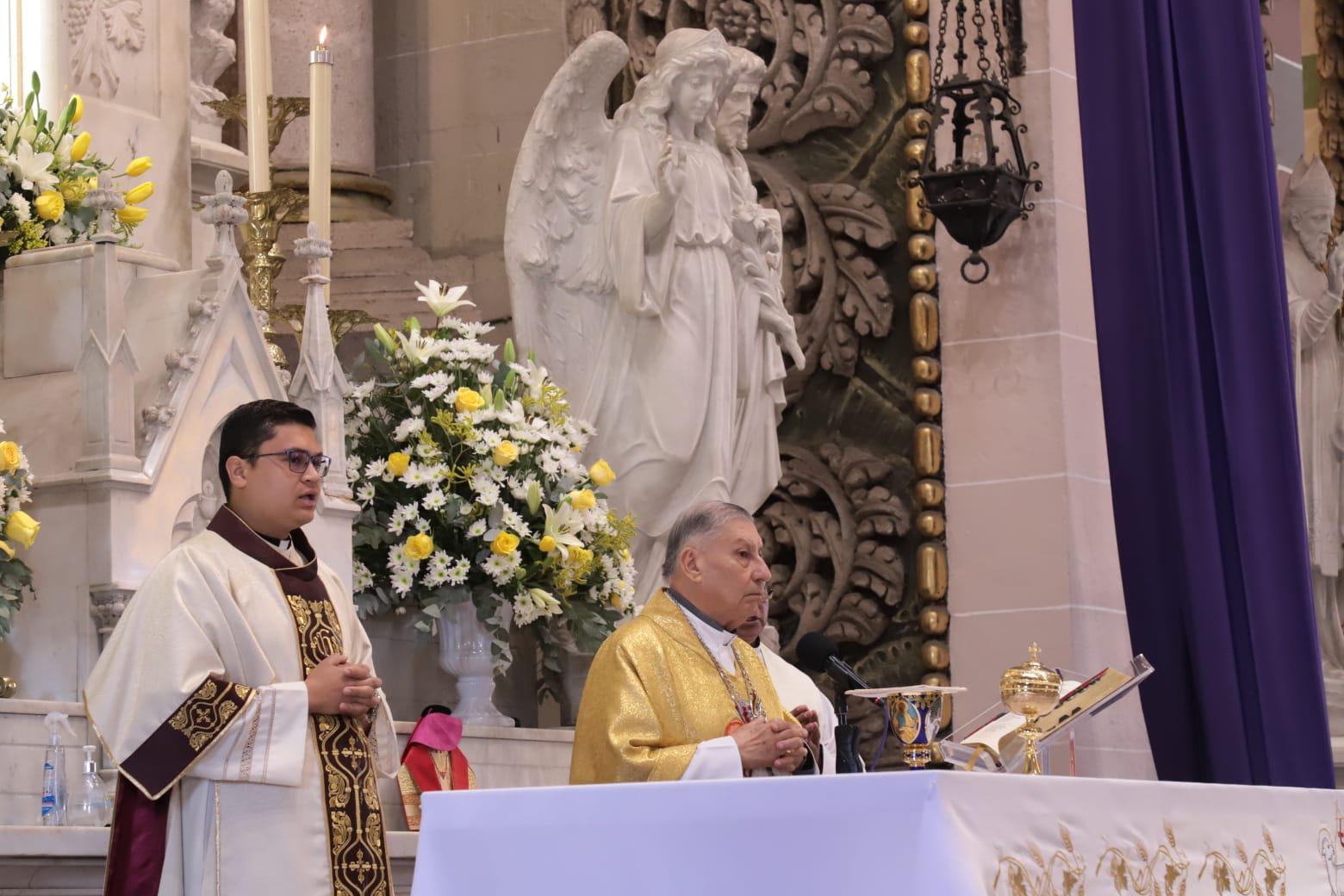 $!Obispo de Mazatlán llama a vivir en caridad y esperanza en Pascua