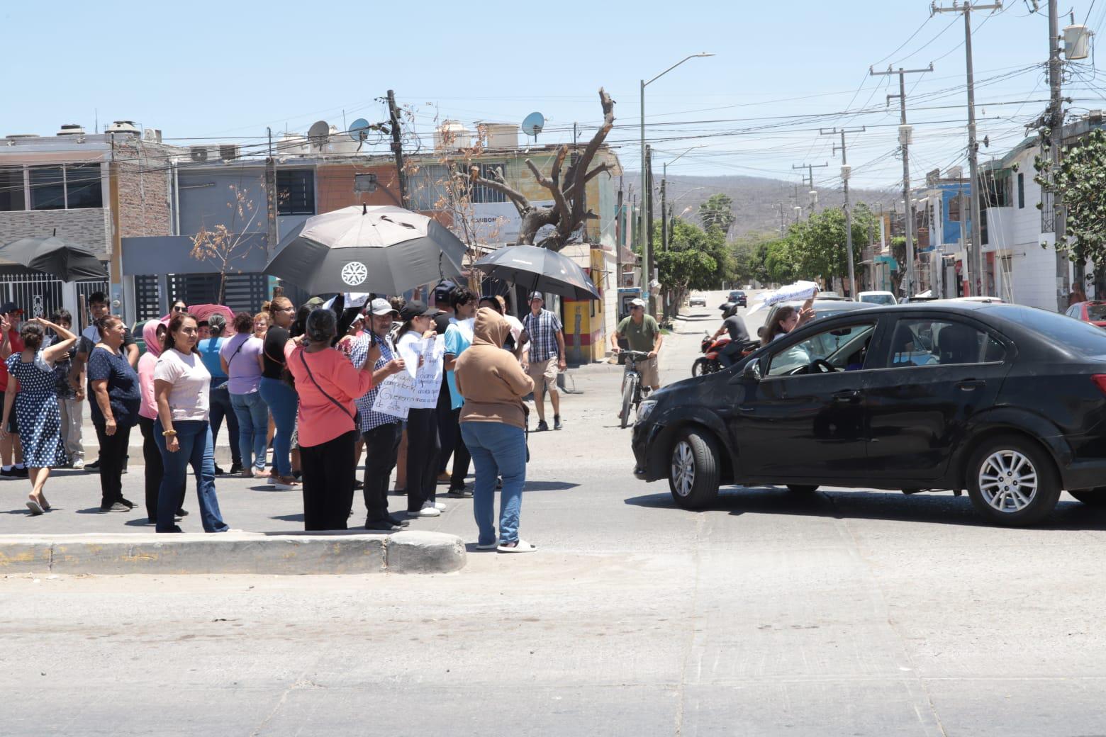 $!Bloquean vecinos de La Foresta avenida Clouthier para defender los terrenos públicos