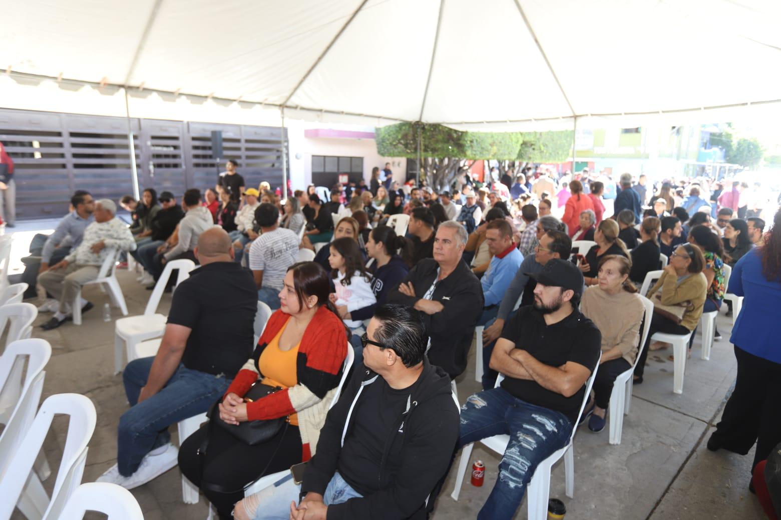 $!Entrega Gobierno del Estado apoyo a comerciantes en Mazatlán