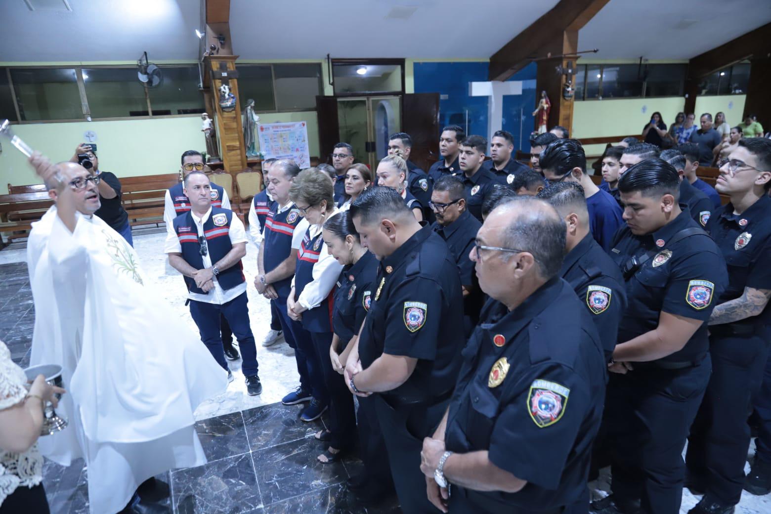 $!Celebra Bomberos Mazatlán su día con desfile y misa de acción de gracias