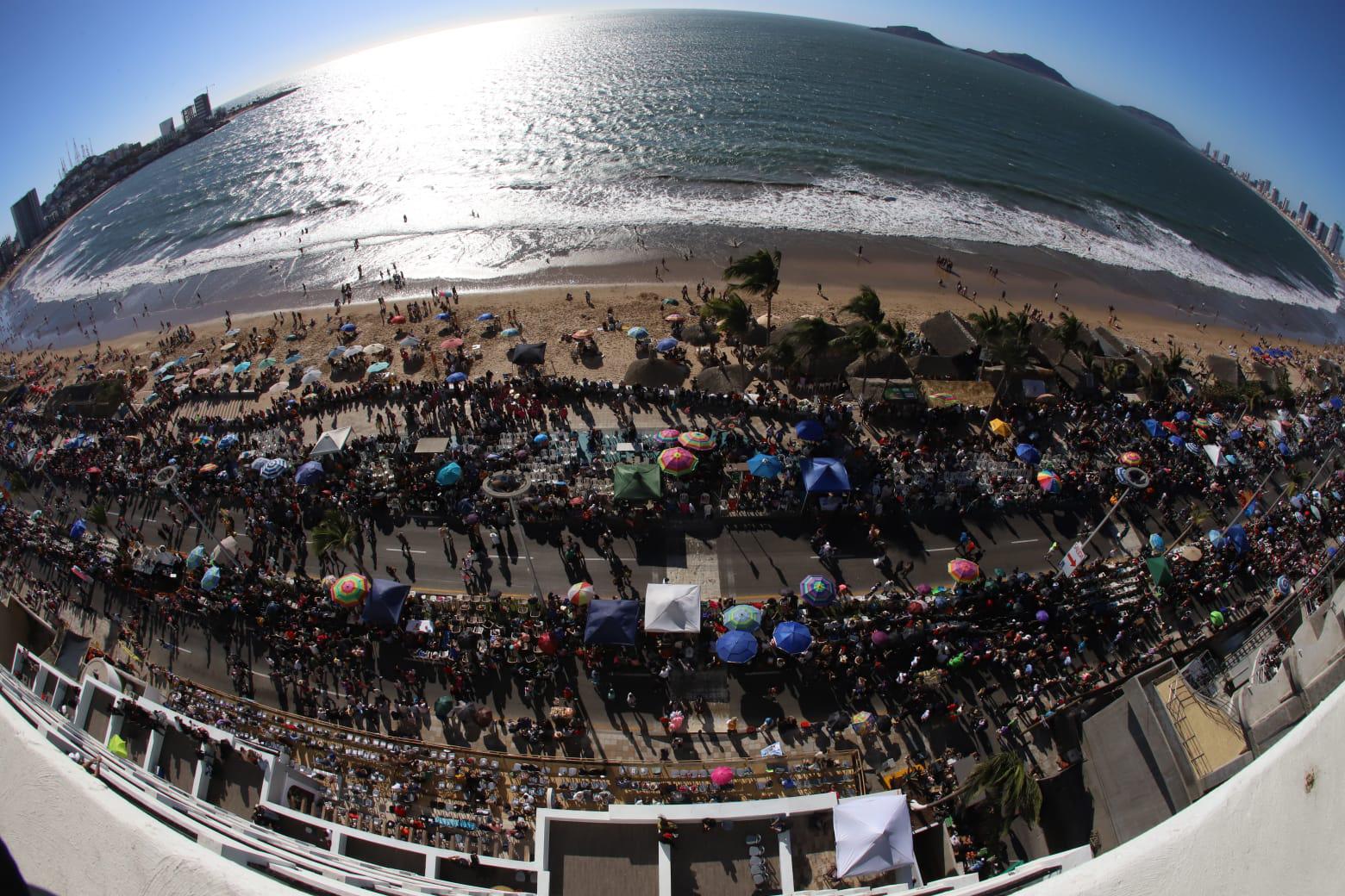 $!#Galería | Malecón de Mazatlán se muestra abarrotado y listo para que inicie la algarabía del desfile