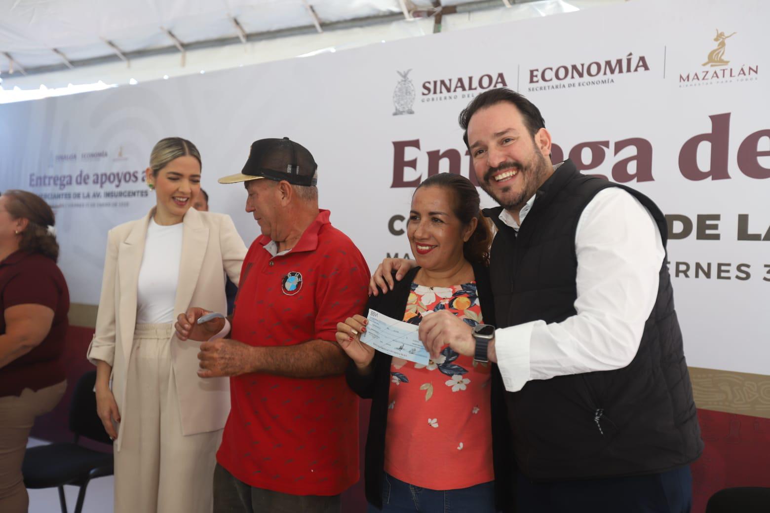 $!Entrega Gobierno del Estado apoyo a comerciantes en Mazatlán