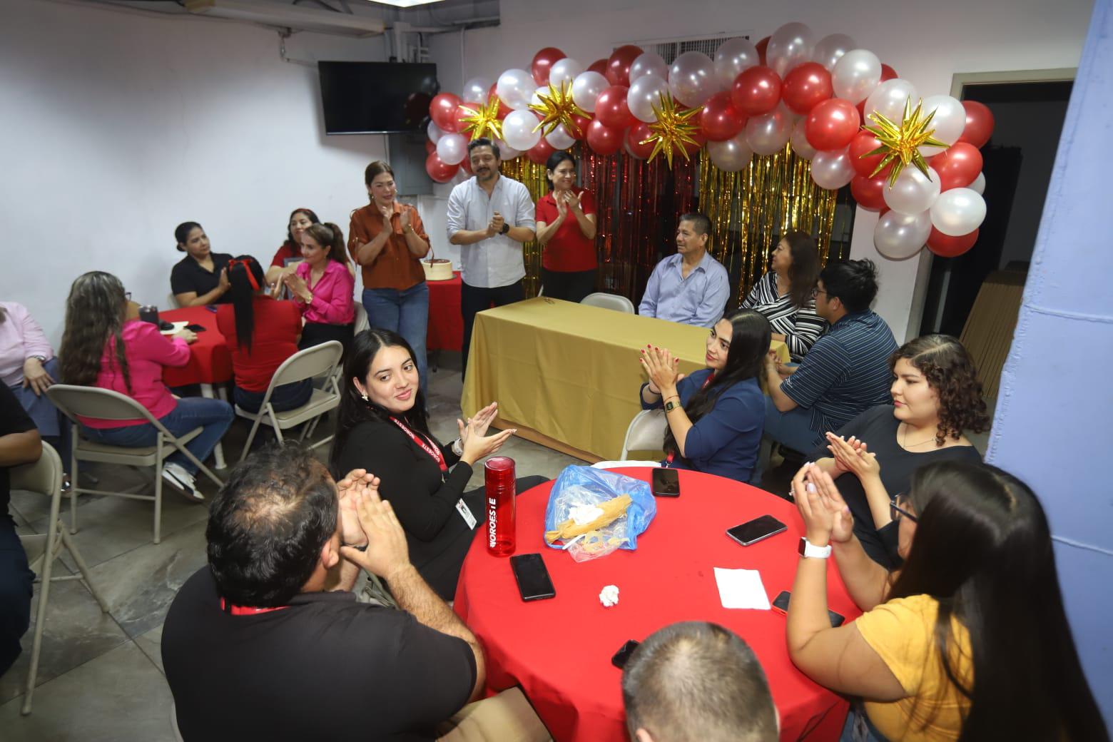 $!Sus compañeros le brindaron cariñosos aplausos por su labor.