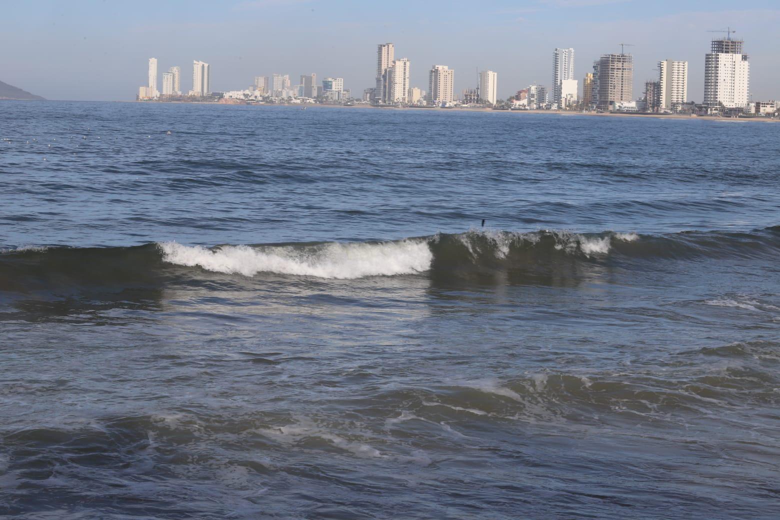 $!Playa de Mazatlán amanecen con un aumento en el oleaje