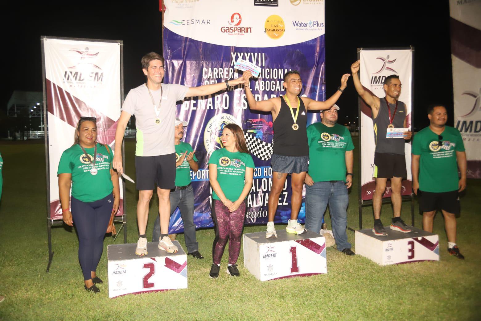$!Hermanos Labrador se llevan los aplausos en Carrera Día del Abogado