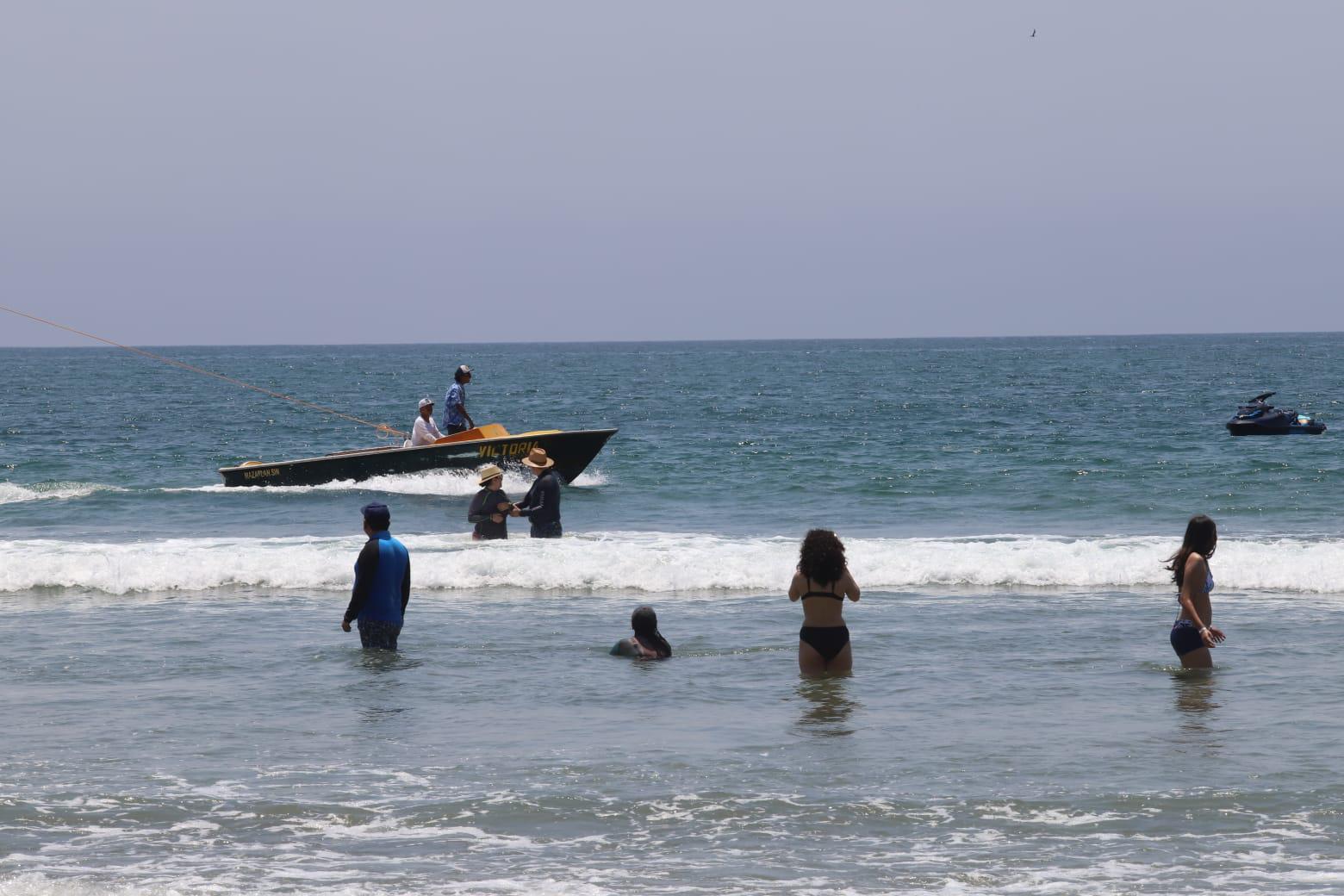 $!Mazatlán recibe la Semana Santa con menor afluencia en sus playas