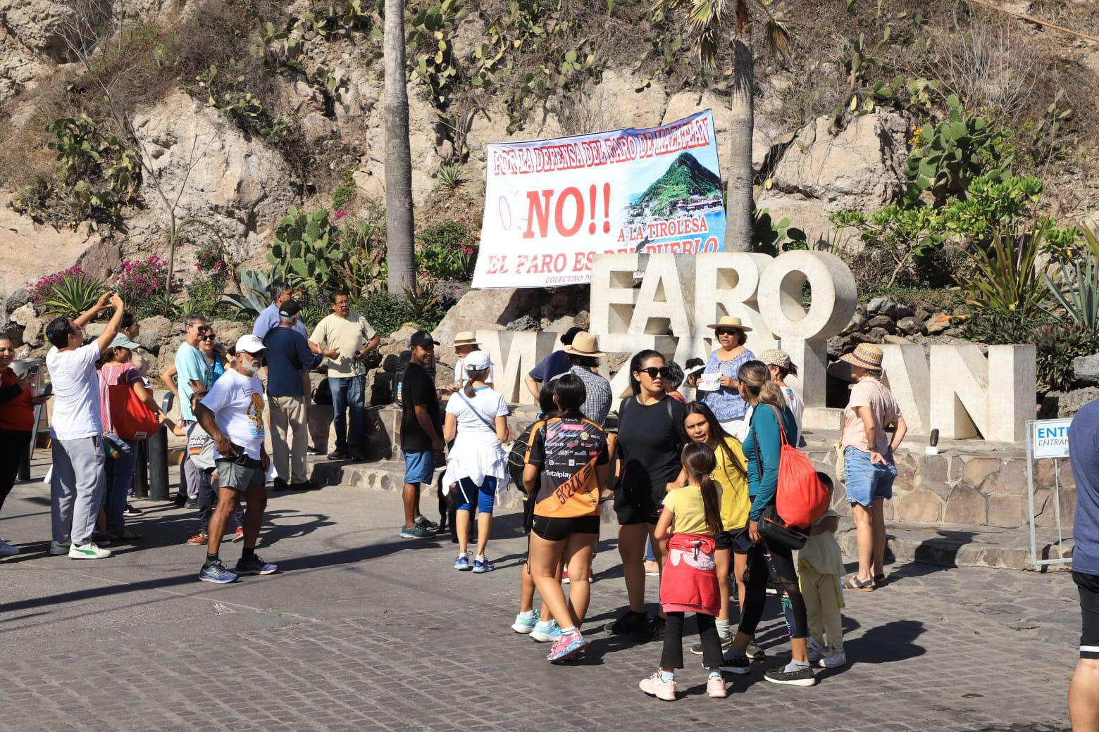 $!Protestan en contra de la tirolesa que se construye en El Faro Mazatlán