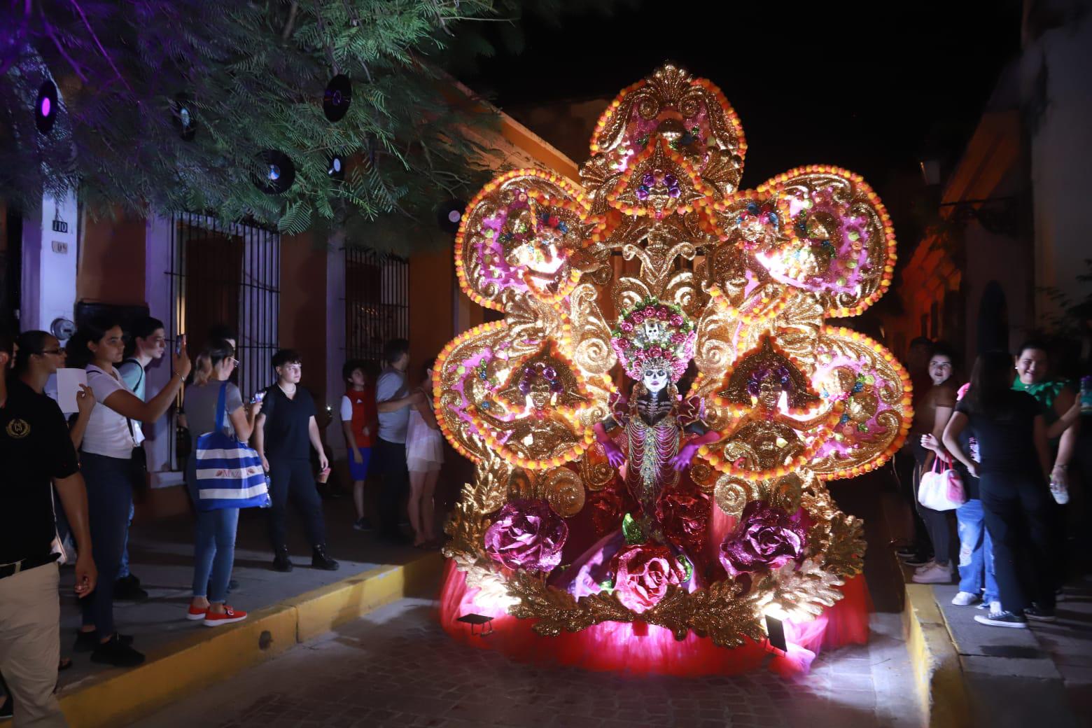 $!#Galería | Lucen coloridos personajes en callejoneada en el Centro Histórico de Mazatlán
