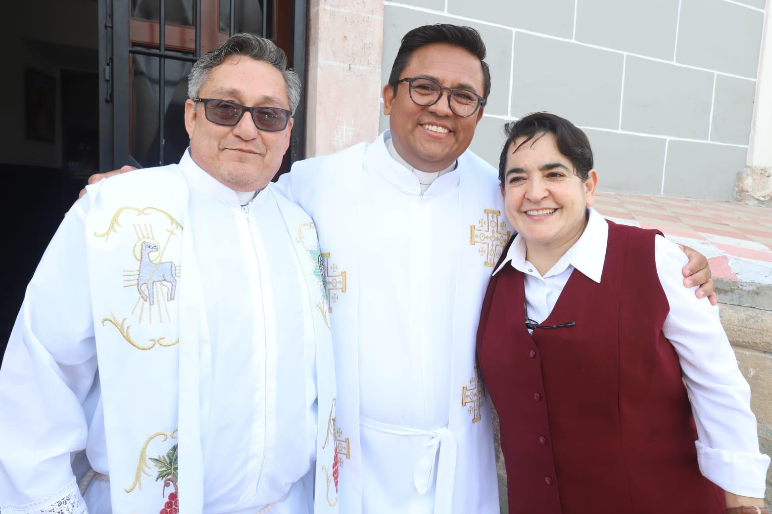 $!Los sacerdotes José Luis González y Daniel Arellano junto a la Hermana Adriana Soto.
