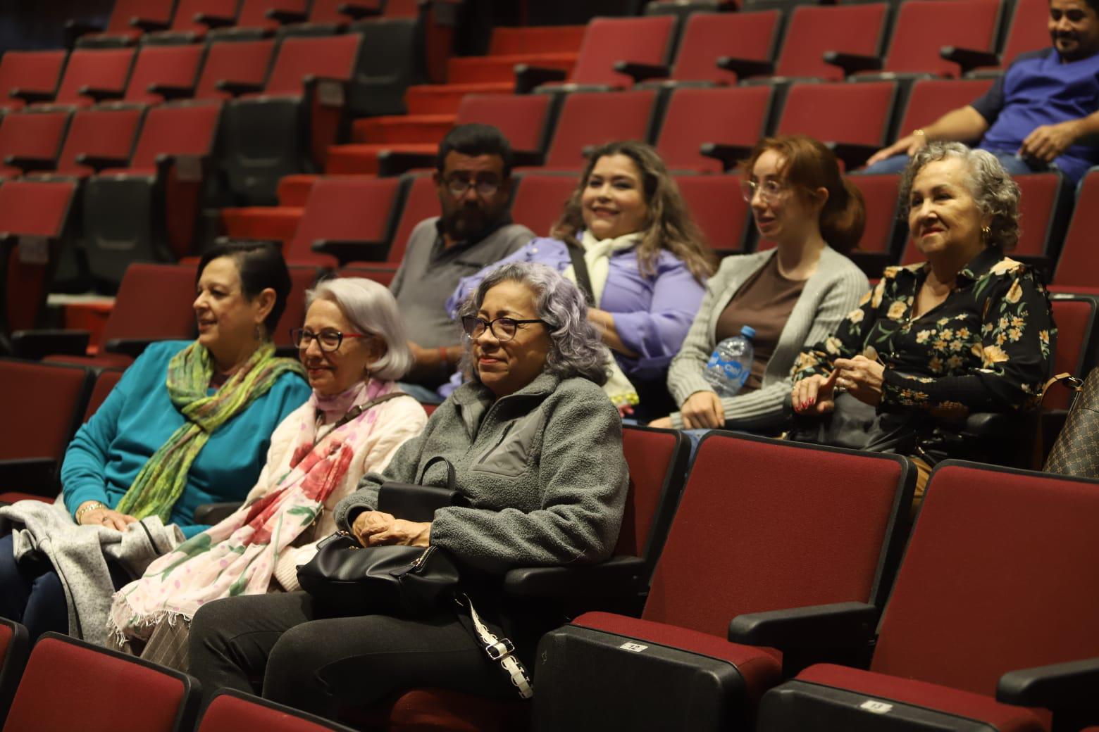 $!El público se dio cita en el Teatro Antonio Haas.