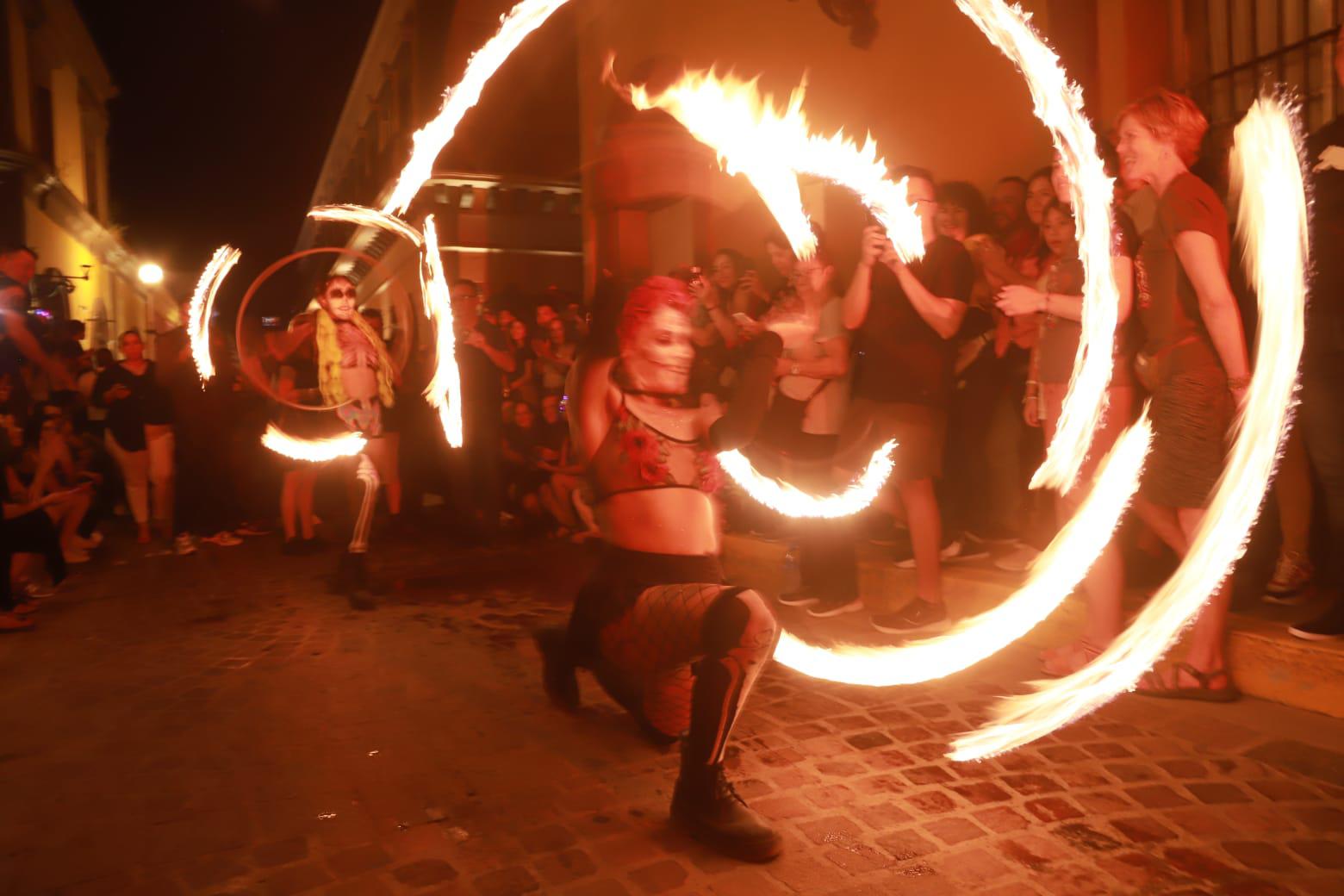$!#Galería | Lucen coloridos personajes en callejoneada en el Centro Histórico de Mazatlán