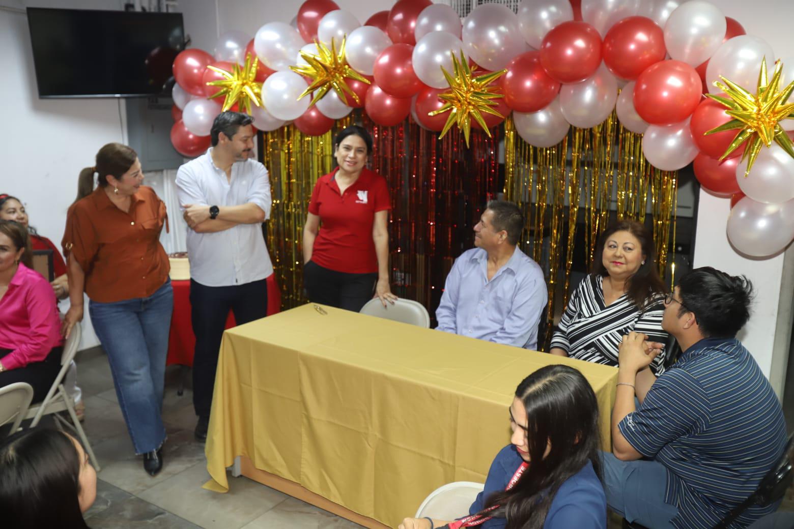 $!Guillermina García al momento de agradecerle su paciencia y trabajo al homenajeado.