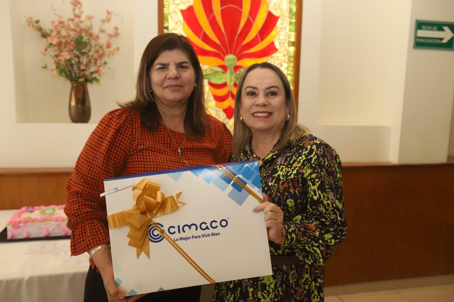 $!María de Jesús Urías entrega uno de los regalos a Elva Aguirre.
