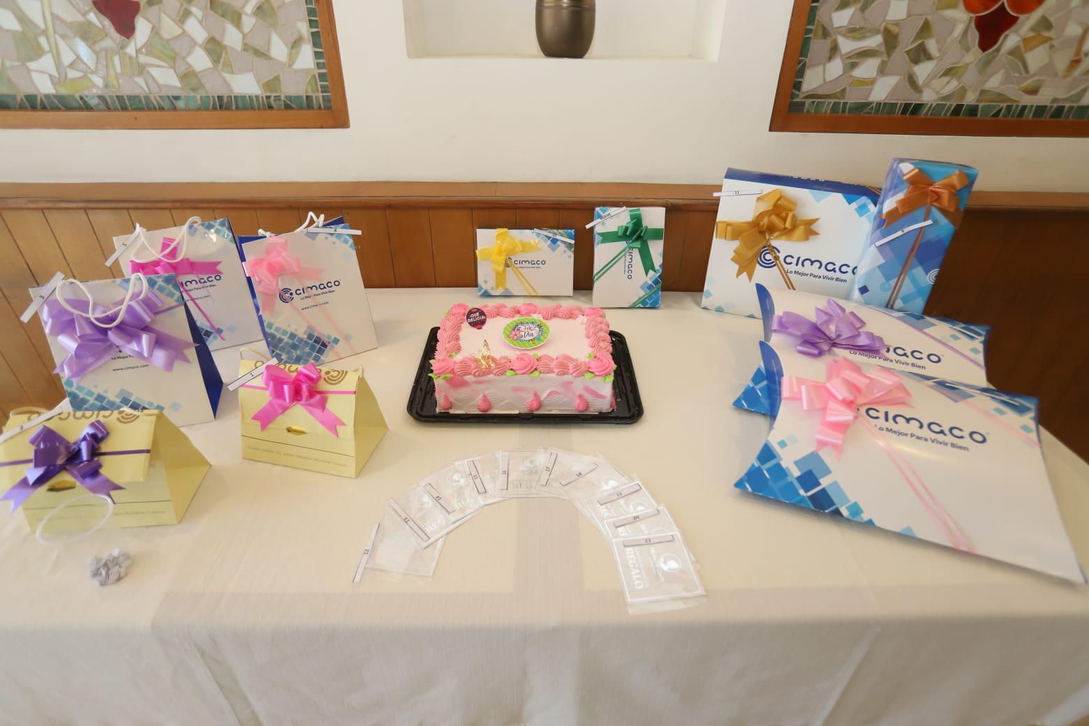 $!Las asistentes participaron en la rifa de regalos.