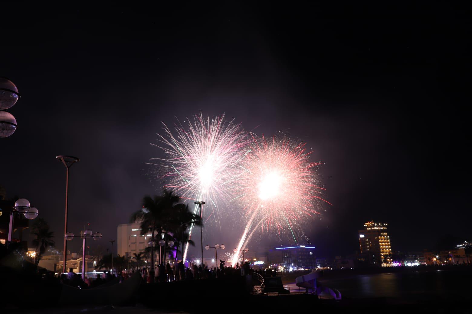 $!Cientos de personas disfrutan de un show de luces en el cielo de Mazatlán