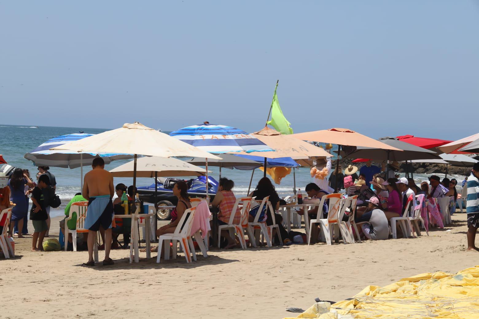 $!Mazatlán recibe la Semana Santa con menor afluencia en sus playas