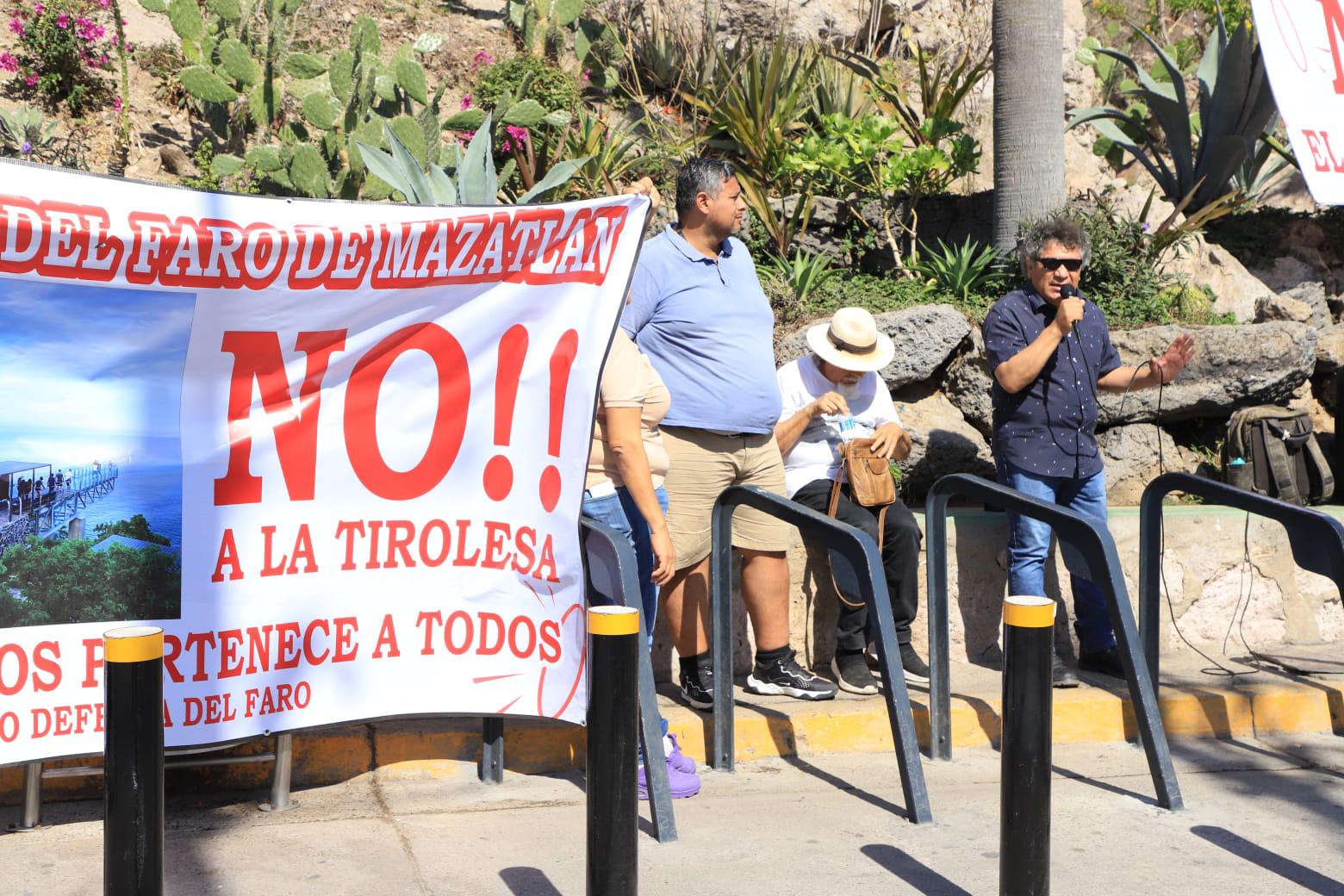 $!Protestan en contra de la tirolesa que se construye en El Faro Mazatlán