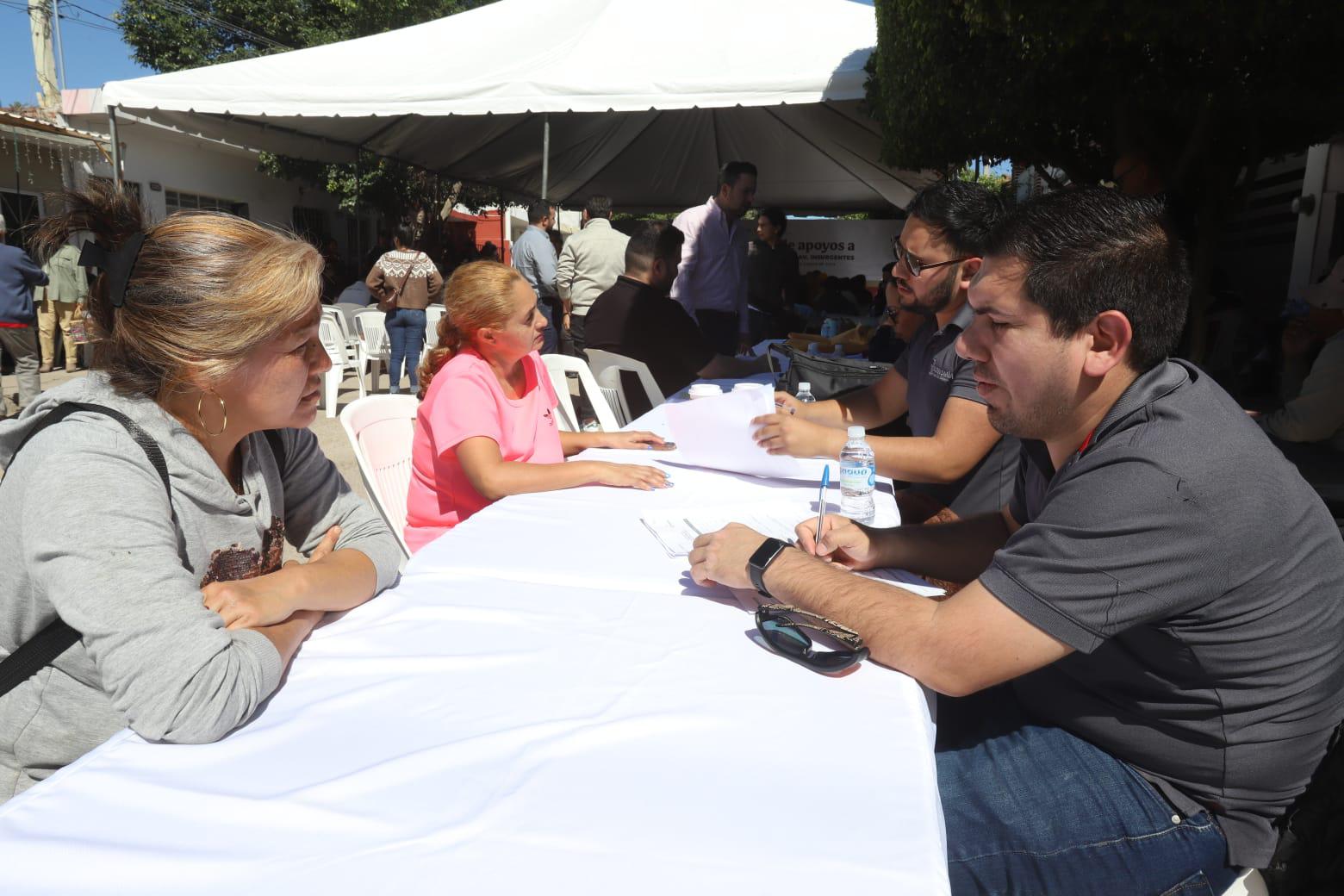 $!Entrega Gobierno del Estado apoyo a comerciantes en Mazatlán