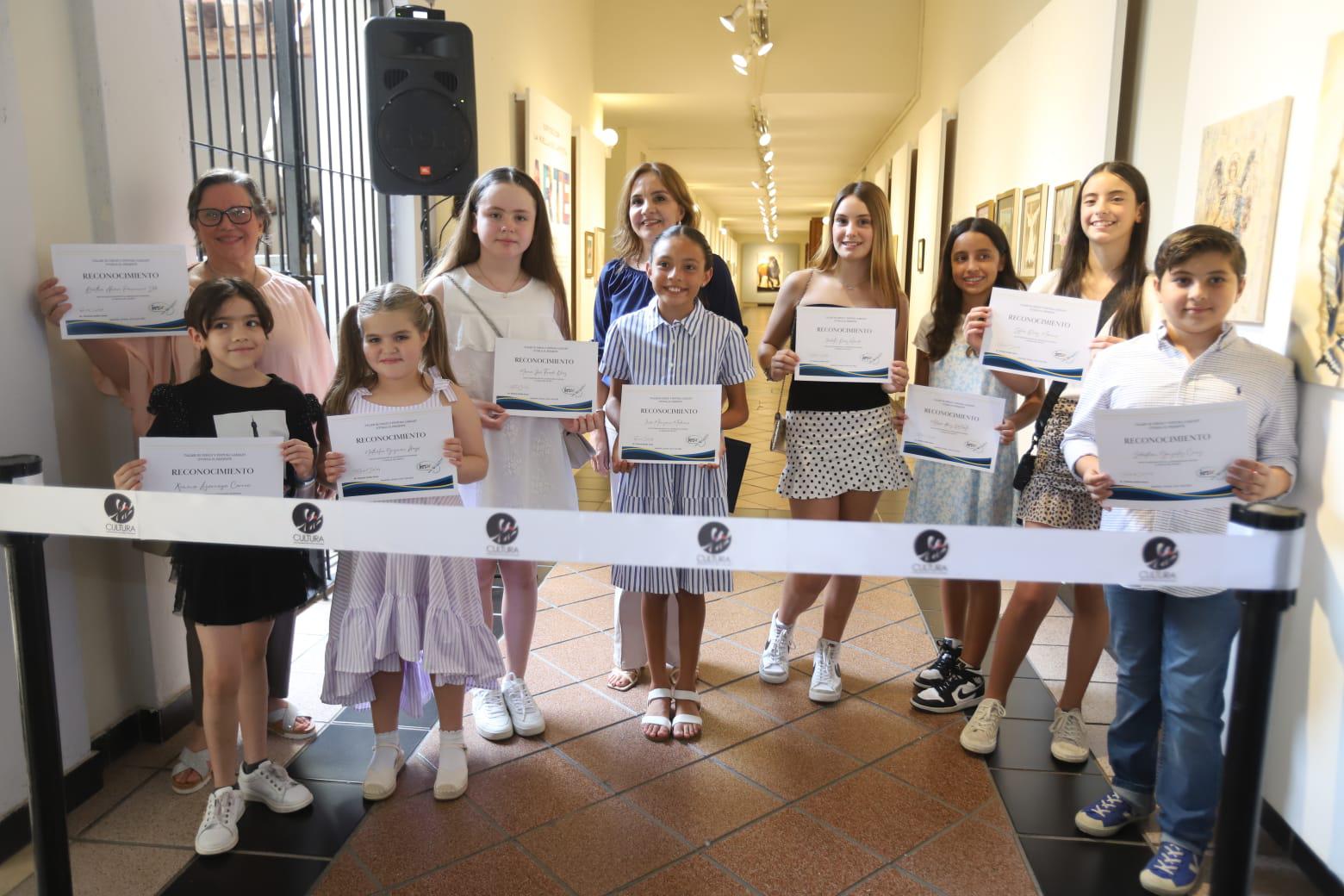 $!Pequeños artistas plásticos, alumnos de la maestra Patricia Inclán, presentaron su exhibición “La huella del artista”, en la Galería Rubio.
