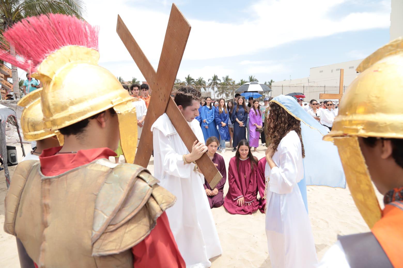 $!‘Padre te pido piedad por Sinaloa’, proclaman en Viacrucis por la playa de Mazatlán