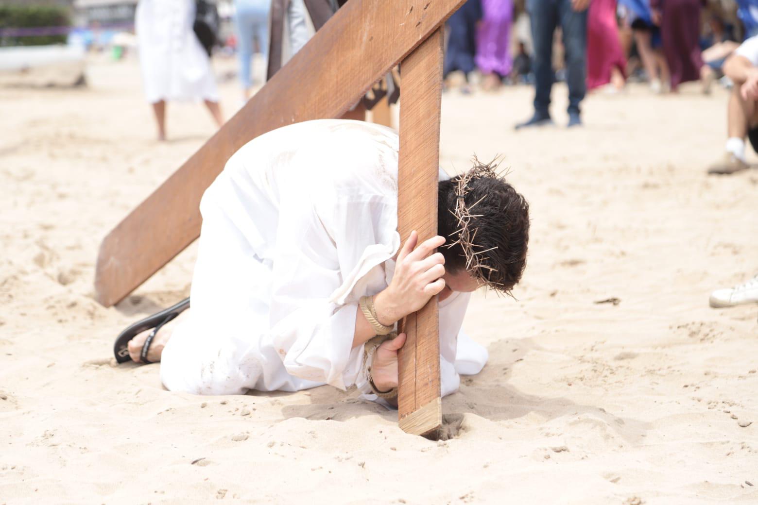 $!‘Padre te pido piedad por Sinaloa’, proclaman en Viacrucis por la playa de Mazatlán