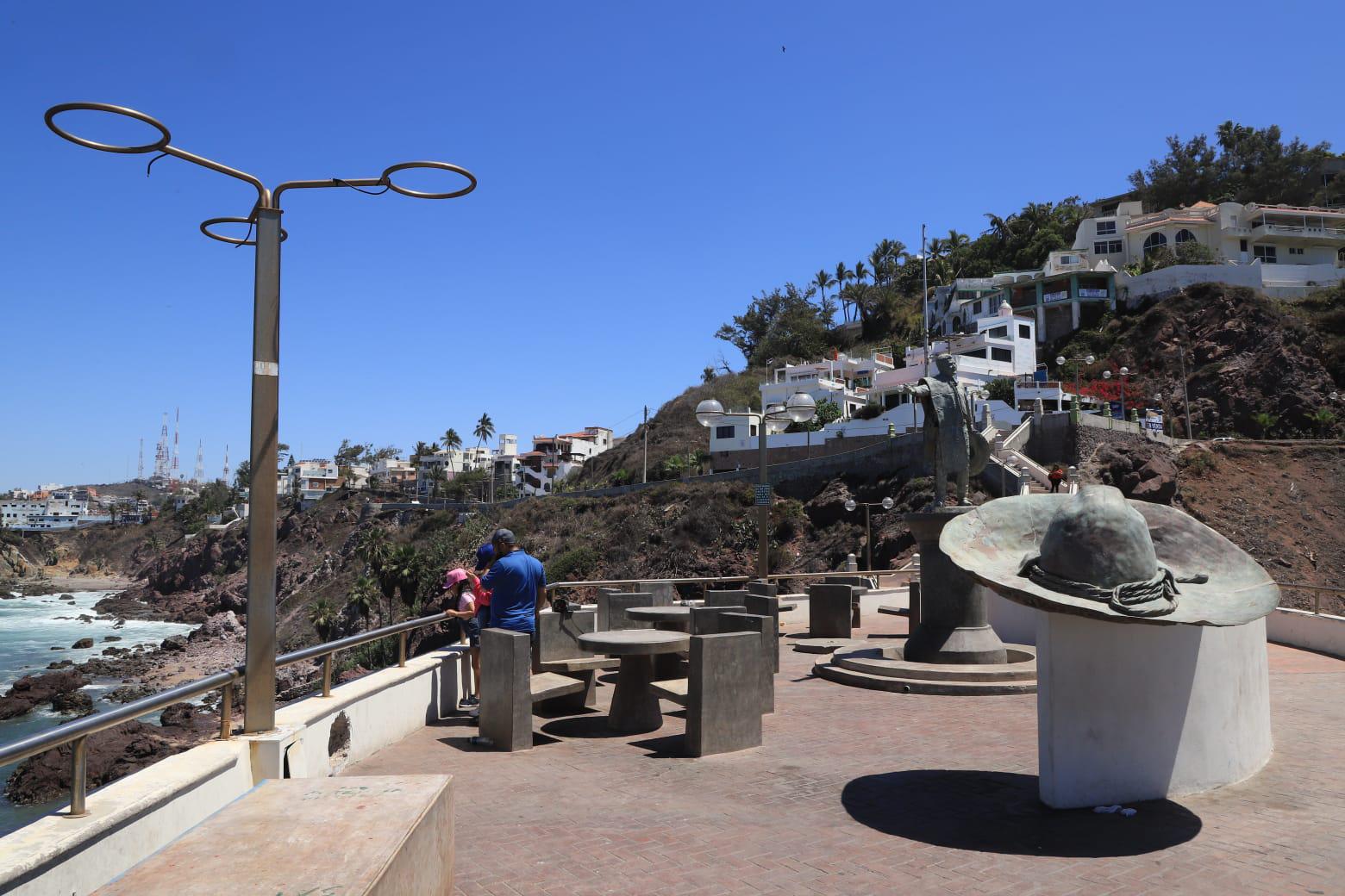 $!Monumento de José Alfredo Jiménez, en Mazatlán, está en el abandono y descuidado