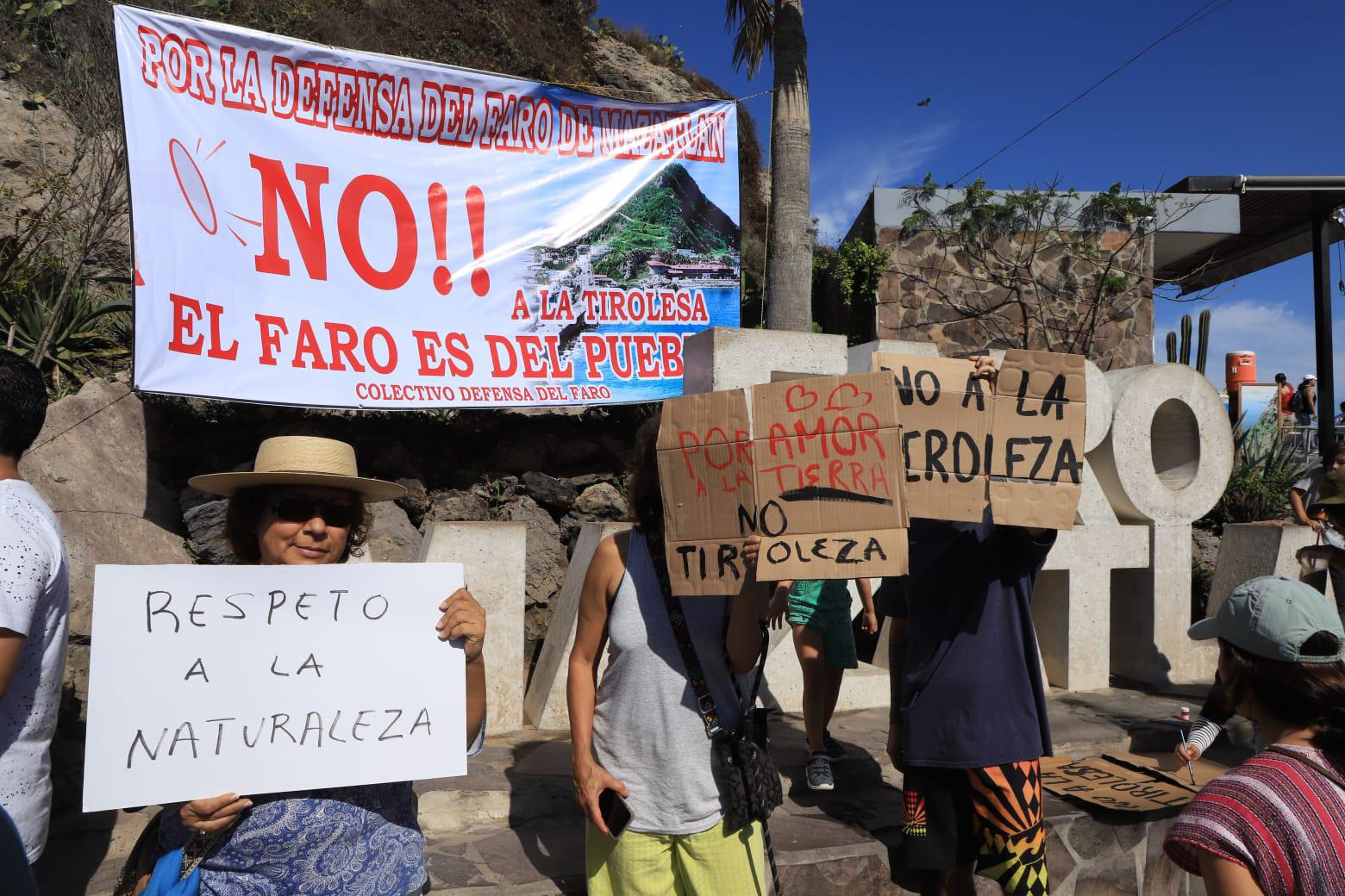 $!Protestan en contra de la tirolesa que se construye en El Faro Mazatlán