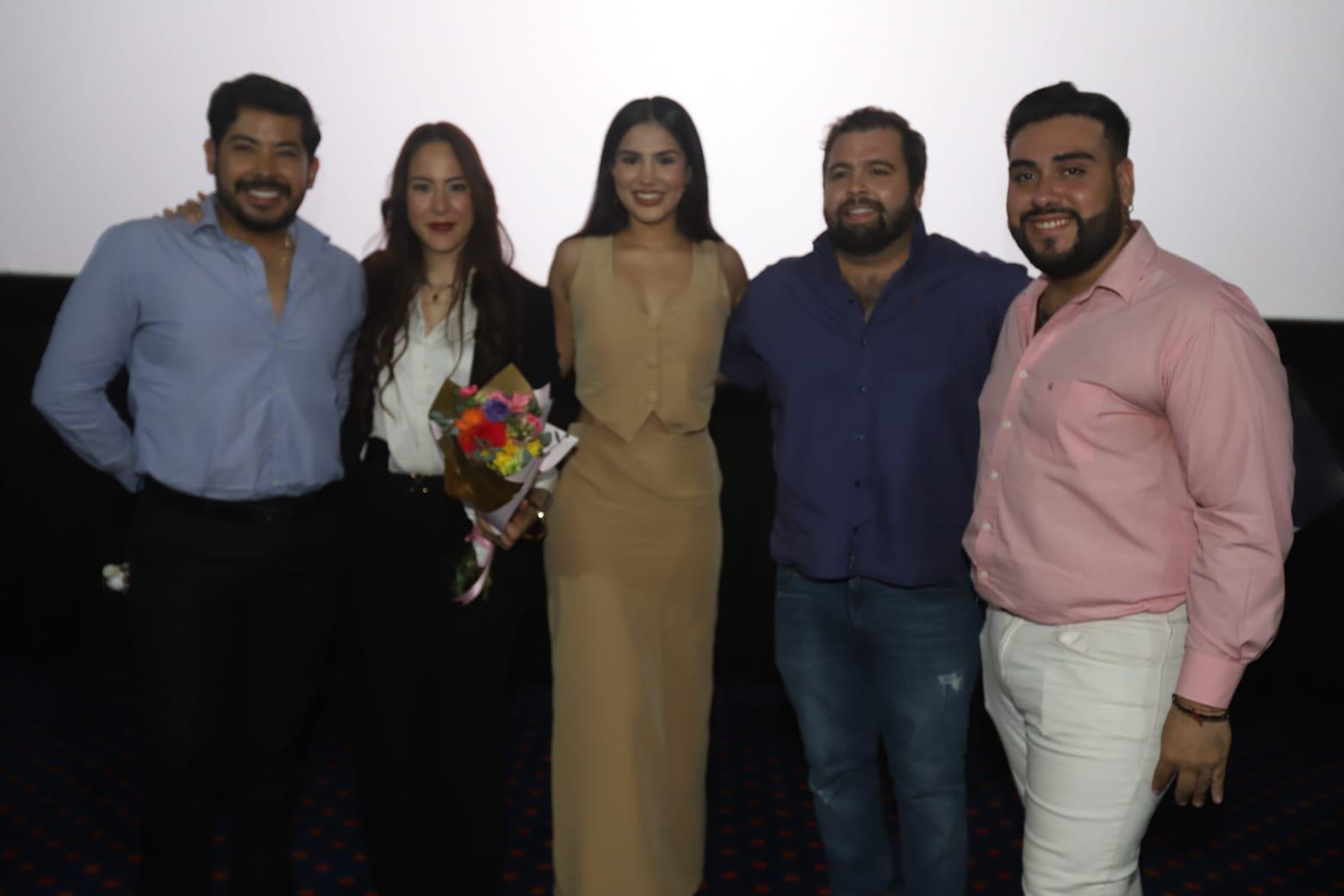 $!Carolina y Jorge entre Sergio Osuna, Samantha Bastidas y Brayan Gamboa, Príncipe Real, Princesa Real y Rey de la Alegría, respectivamente del Carnaval 2025.