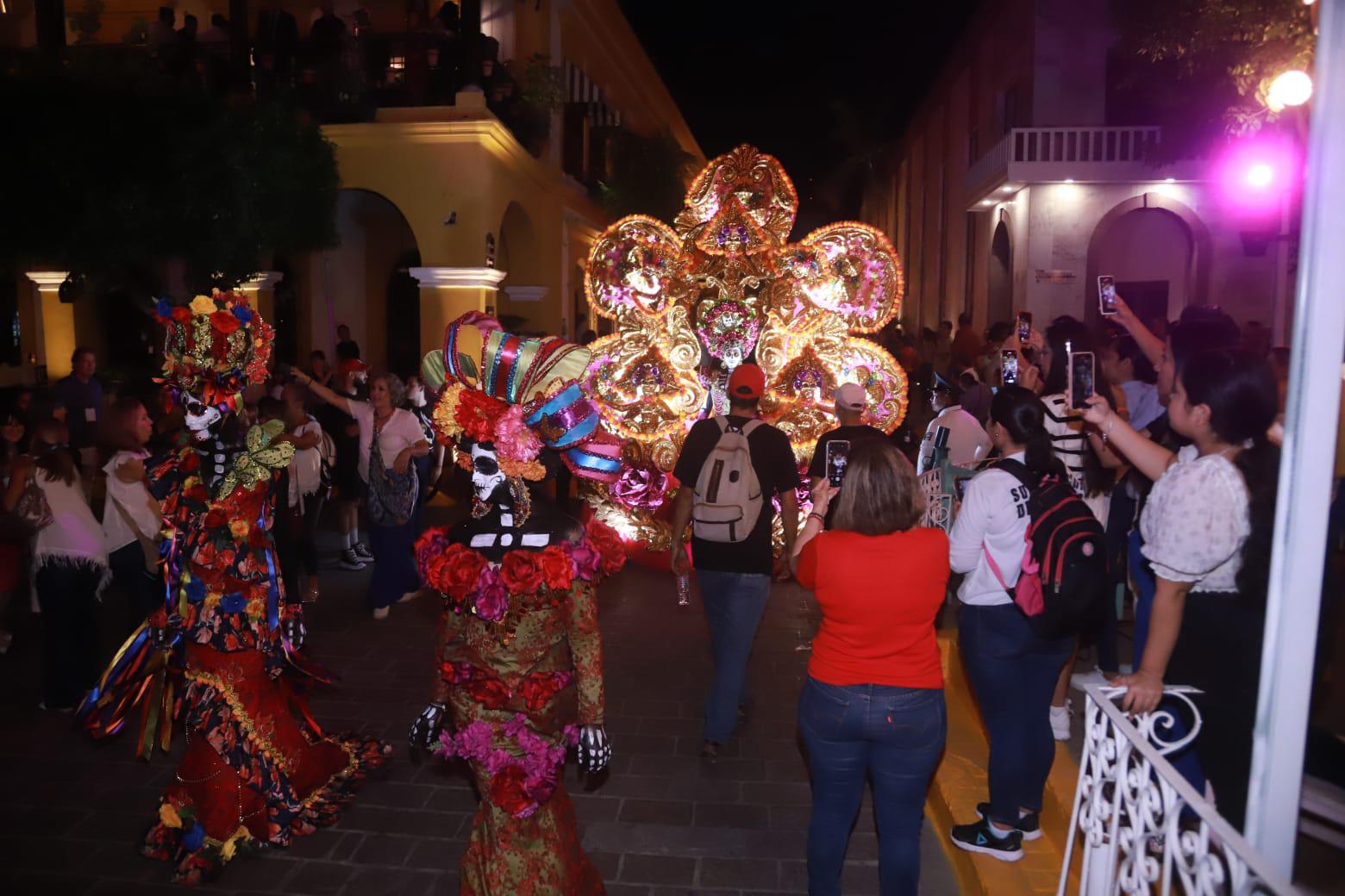 $!Disfrutan asistentes navieros de callejoneada ‘Un poquito de Mazatlán’
