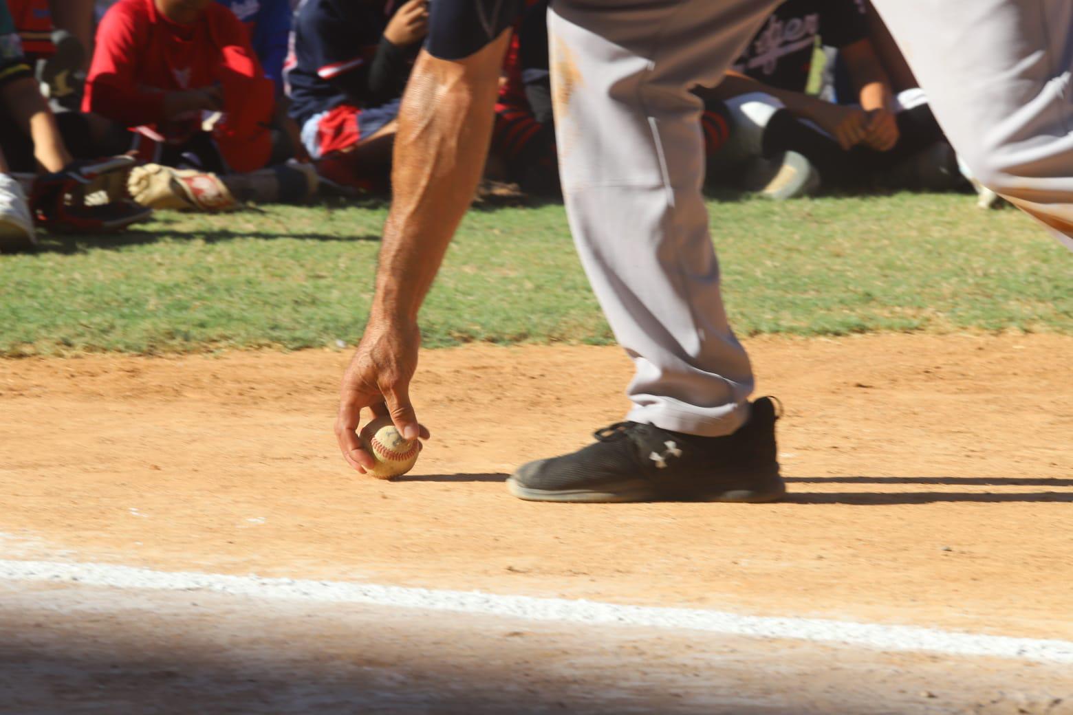 $!Juan José Pacho y ex peloteros profesionales imparten clínica de beisbol en el Teodoro Mariscal