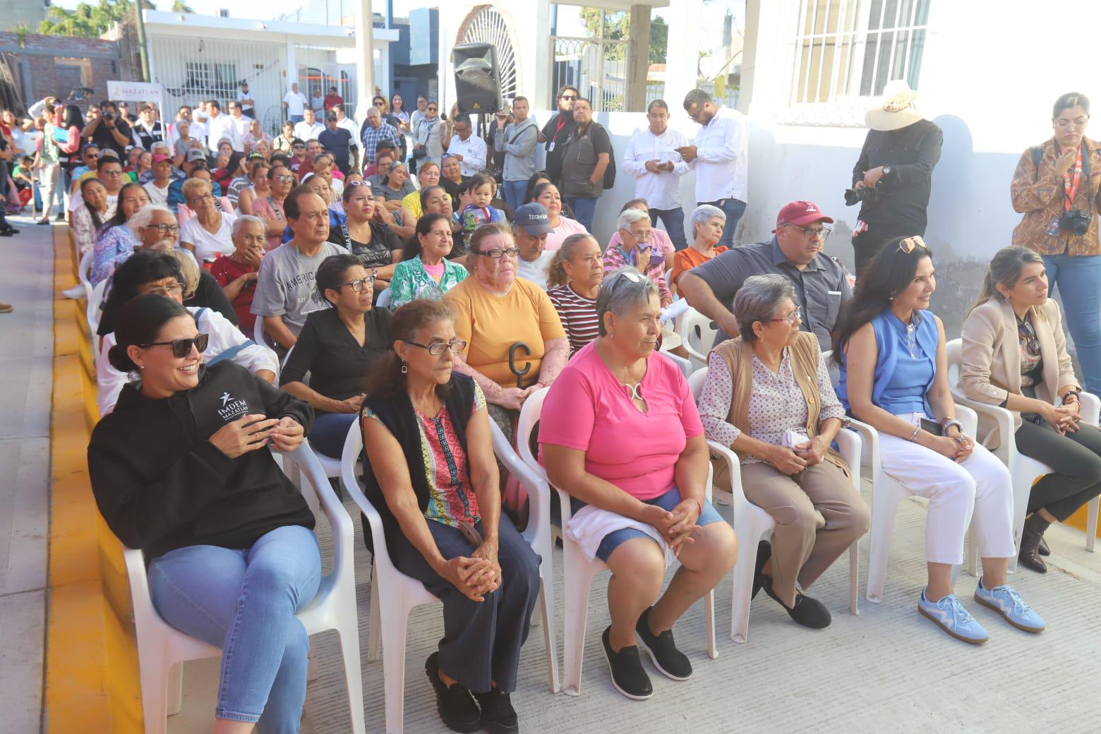 $!Entrega Ayuntamiento de Mazatlán obra de pavimentación en la colonia 12 de Mayo