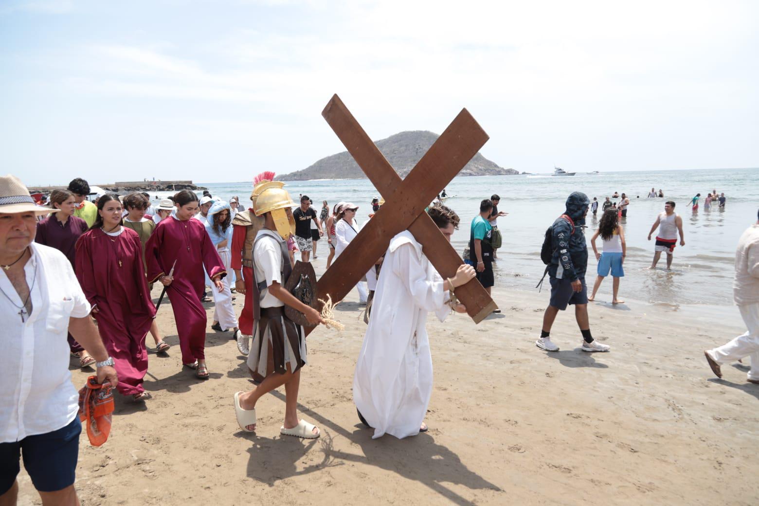 $!‘Padre te pido piedad por Sinaloa’, proclaman en Viacrucis por la playa de Mazatlán