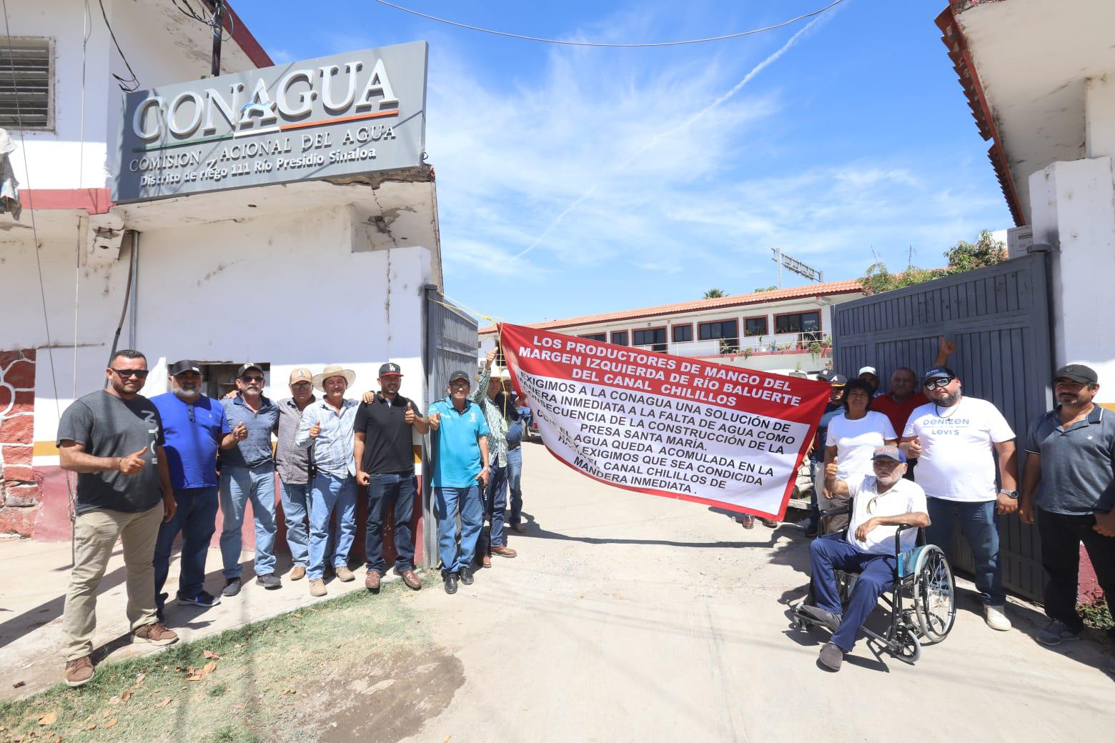 $!Toman productores de Rosario las oficina de CNA para exigir acciones contra la sequía