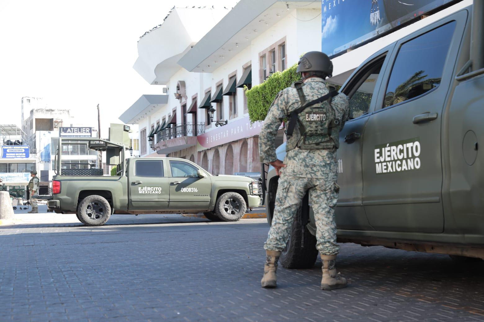 $!Llevan a donar explosivos en una bolsa y acordonan Palacio Municipal de Mazatlán y calles aledañas