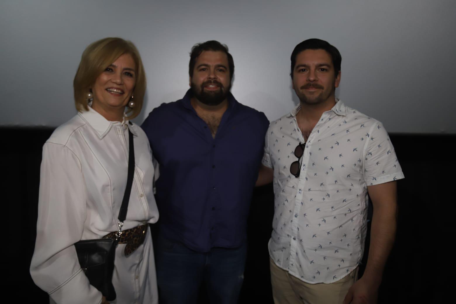 $!El chef Jorge Zorrilla entre su mamá Carlota de Zorrilla y su hermano Carlos Zorrilla.