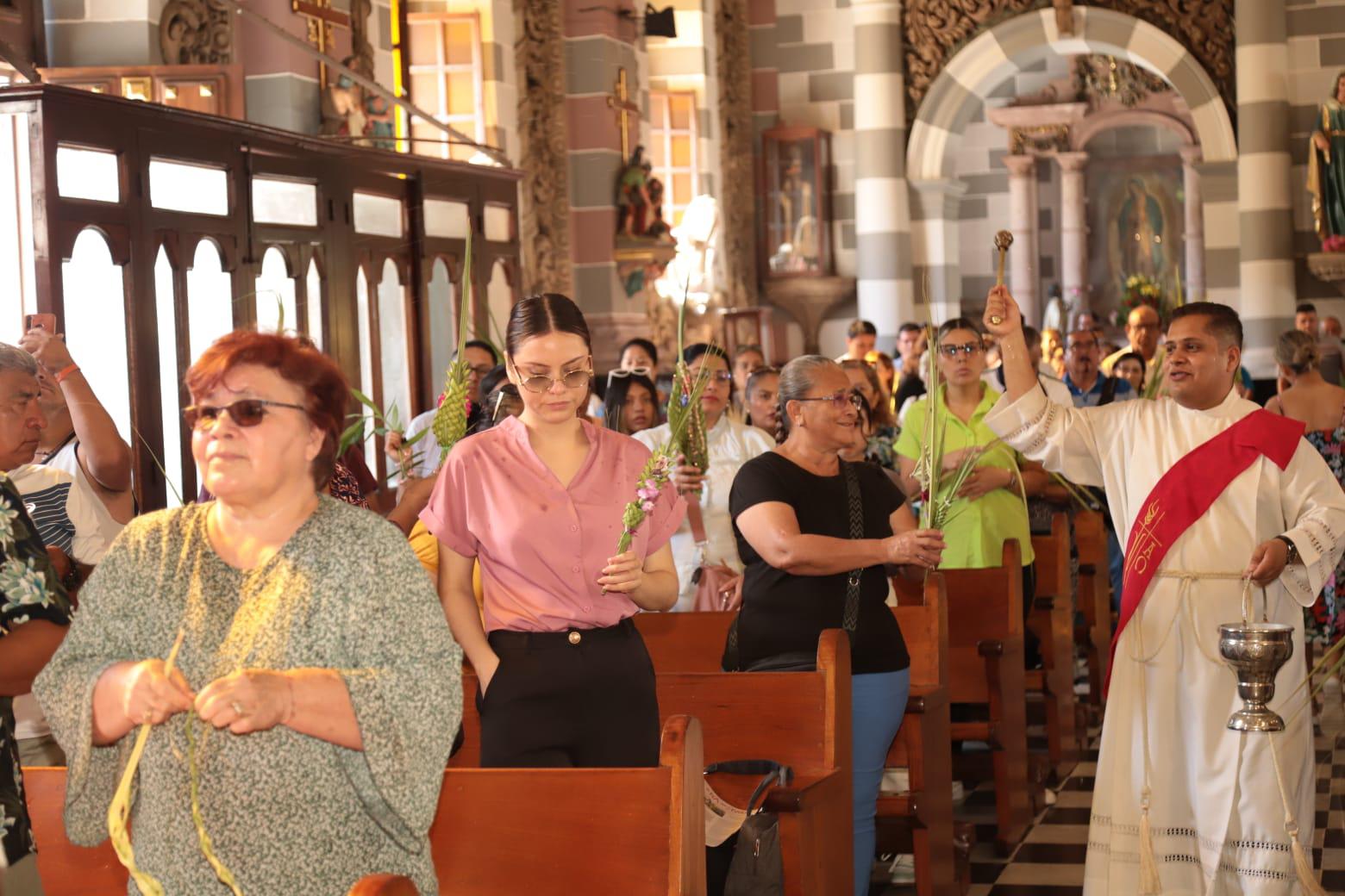 $!Encabeza Obispo de Mazatlán bendición de palmas en Catedral este Domingo de Ramos