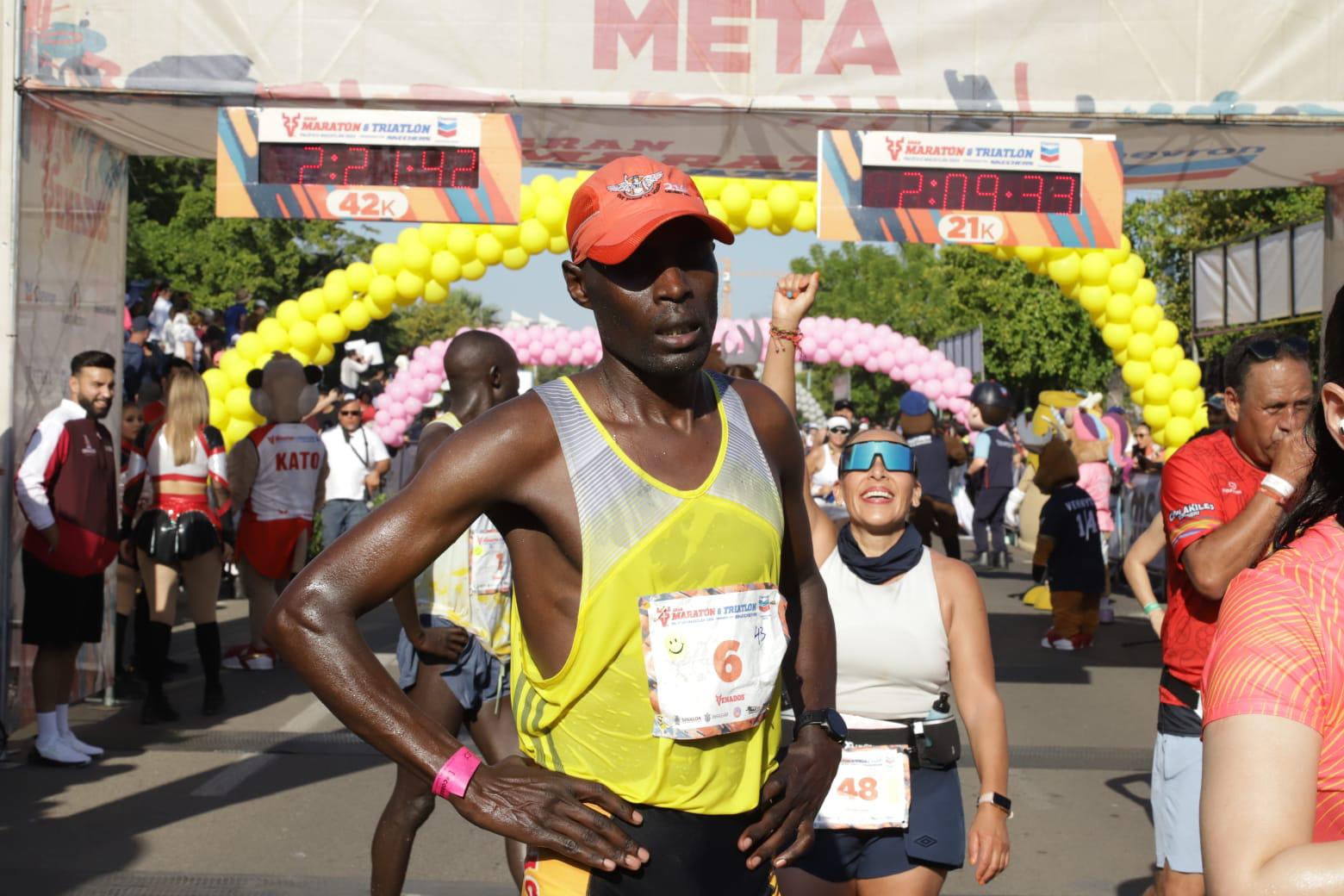 $!Hacía mucho calor, pero me recuperé para ganar: Geoffrey Kenisi Bundi